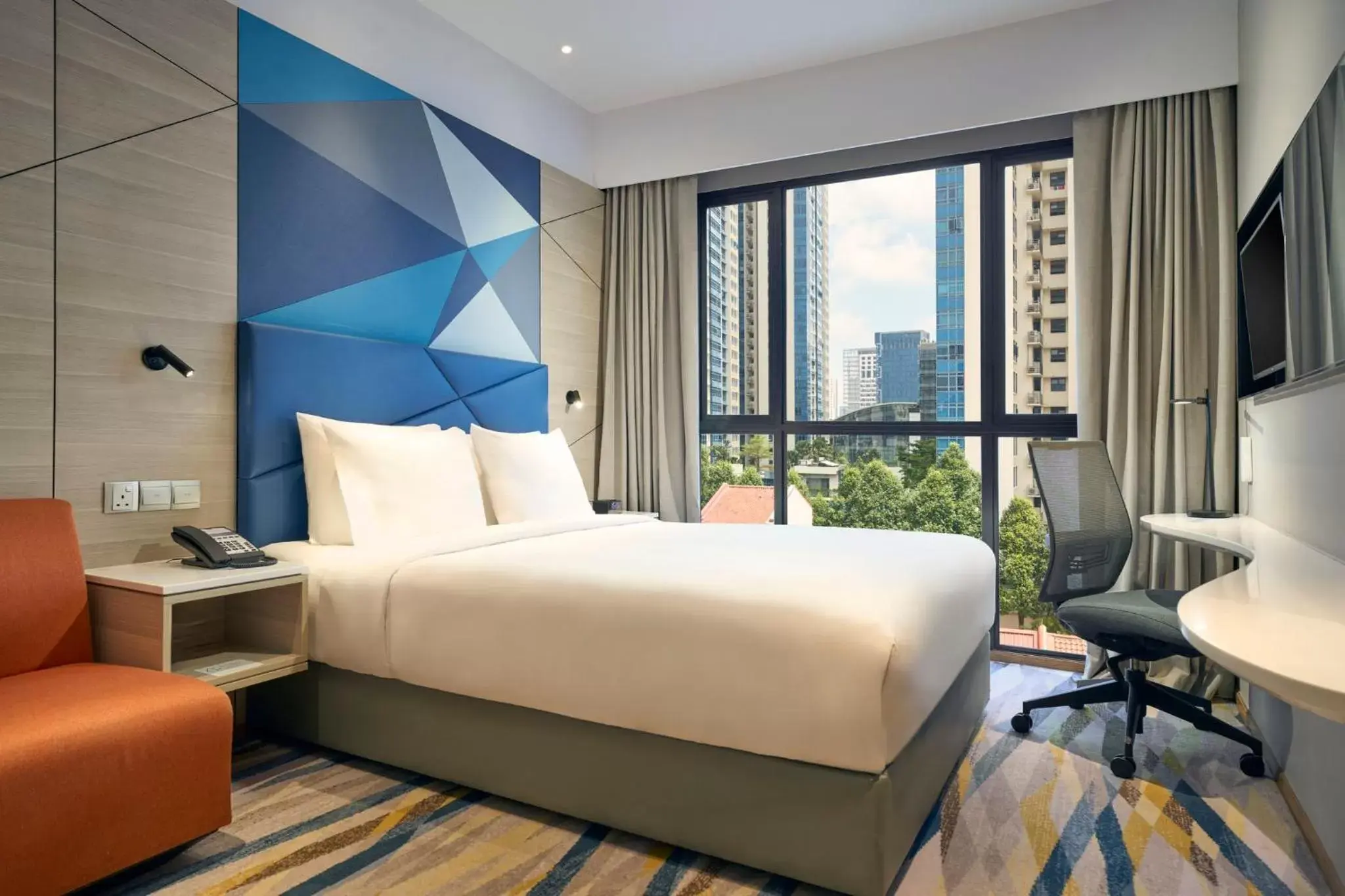 Photo of the whole room, Bed in Holiday Inn Express Singapore Serangoon, an IHG Hotel