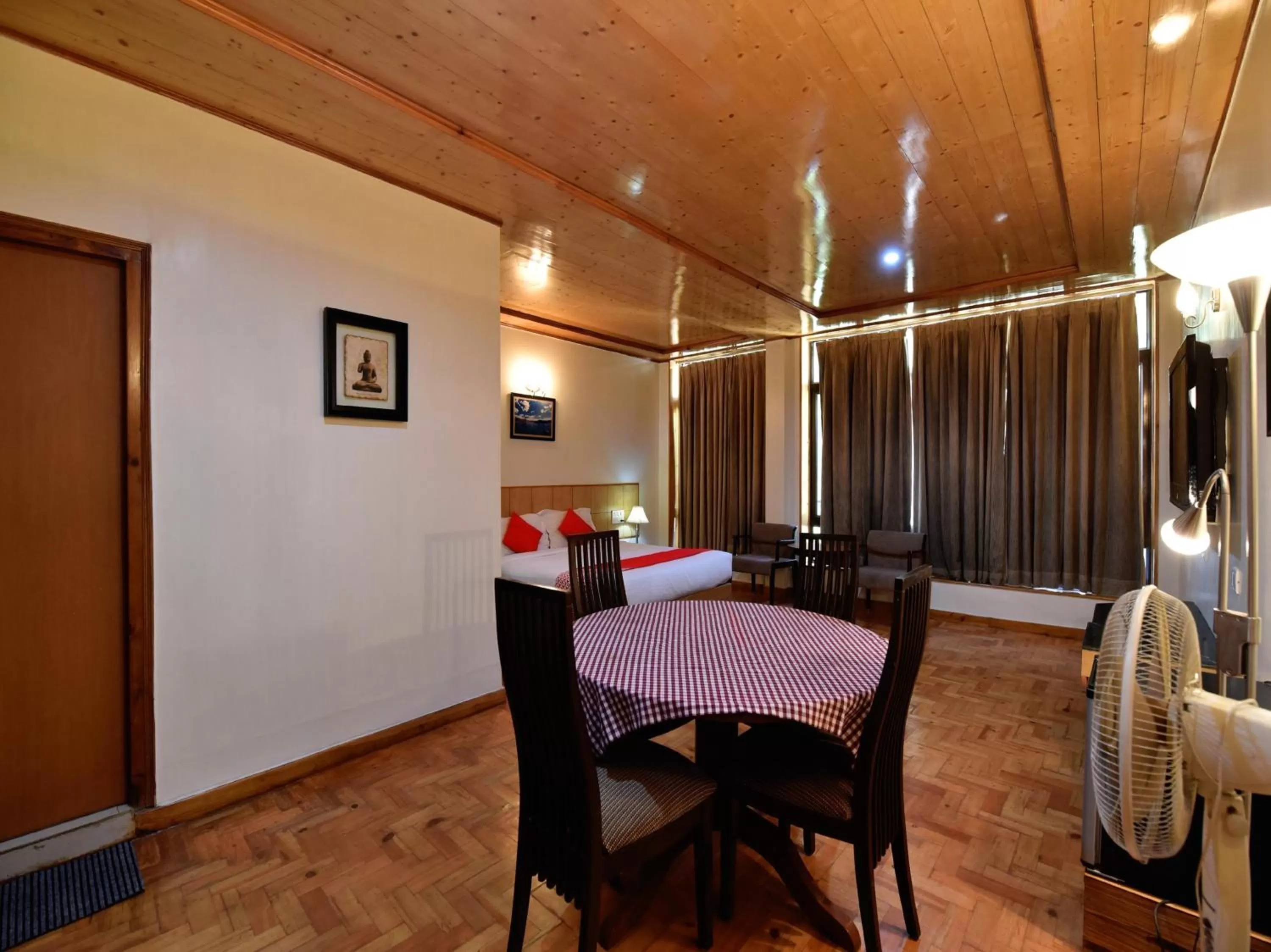Dining area in Hotel Broadways Inn