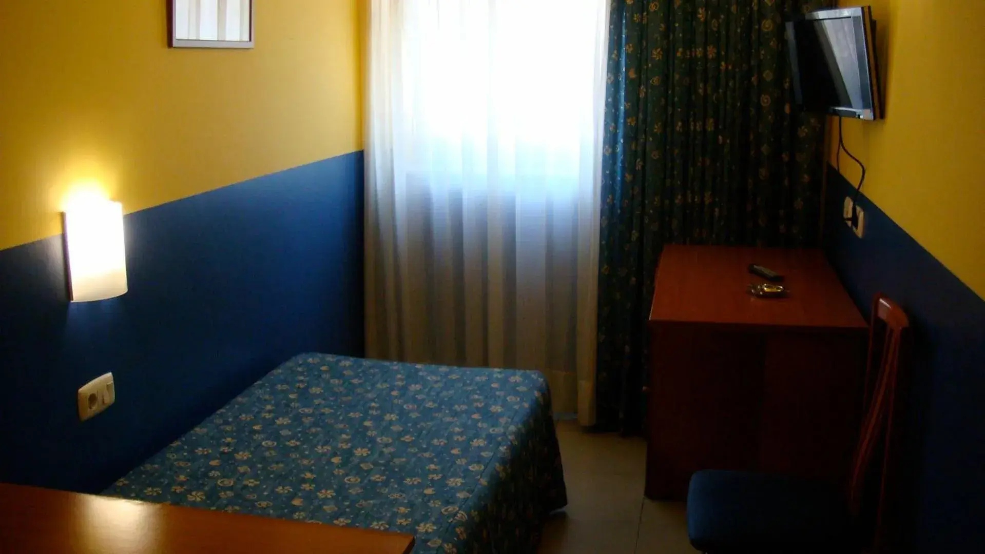 Bedroom, Bed in Hotel Blauet