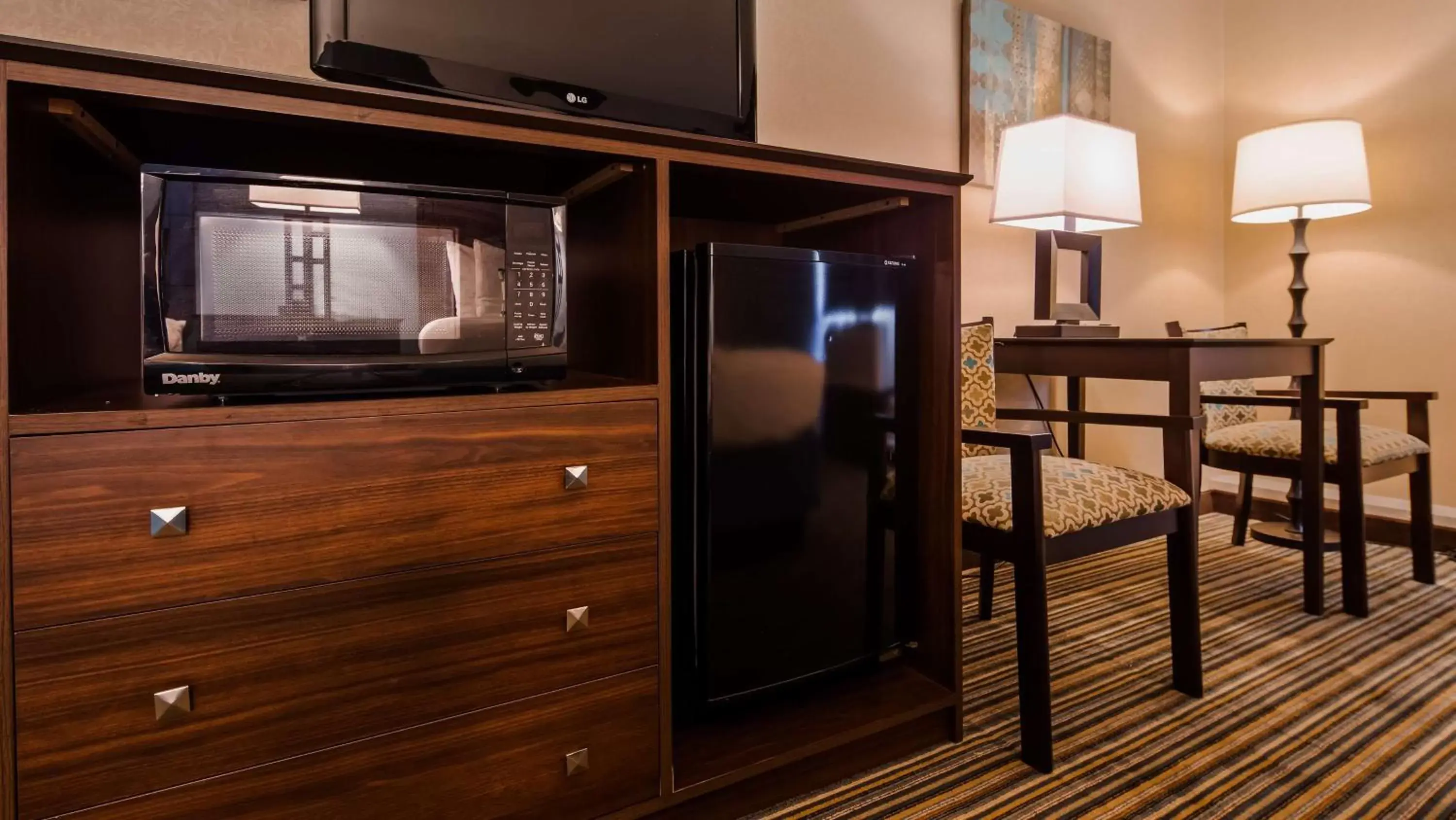 Photo of the whole room, TV/Entertainment Center in Best Western Woodhaven Inn