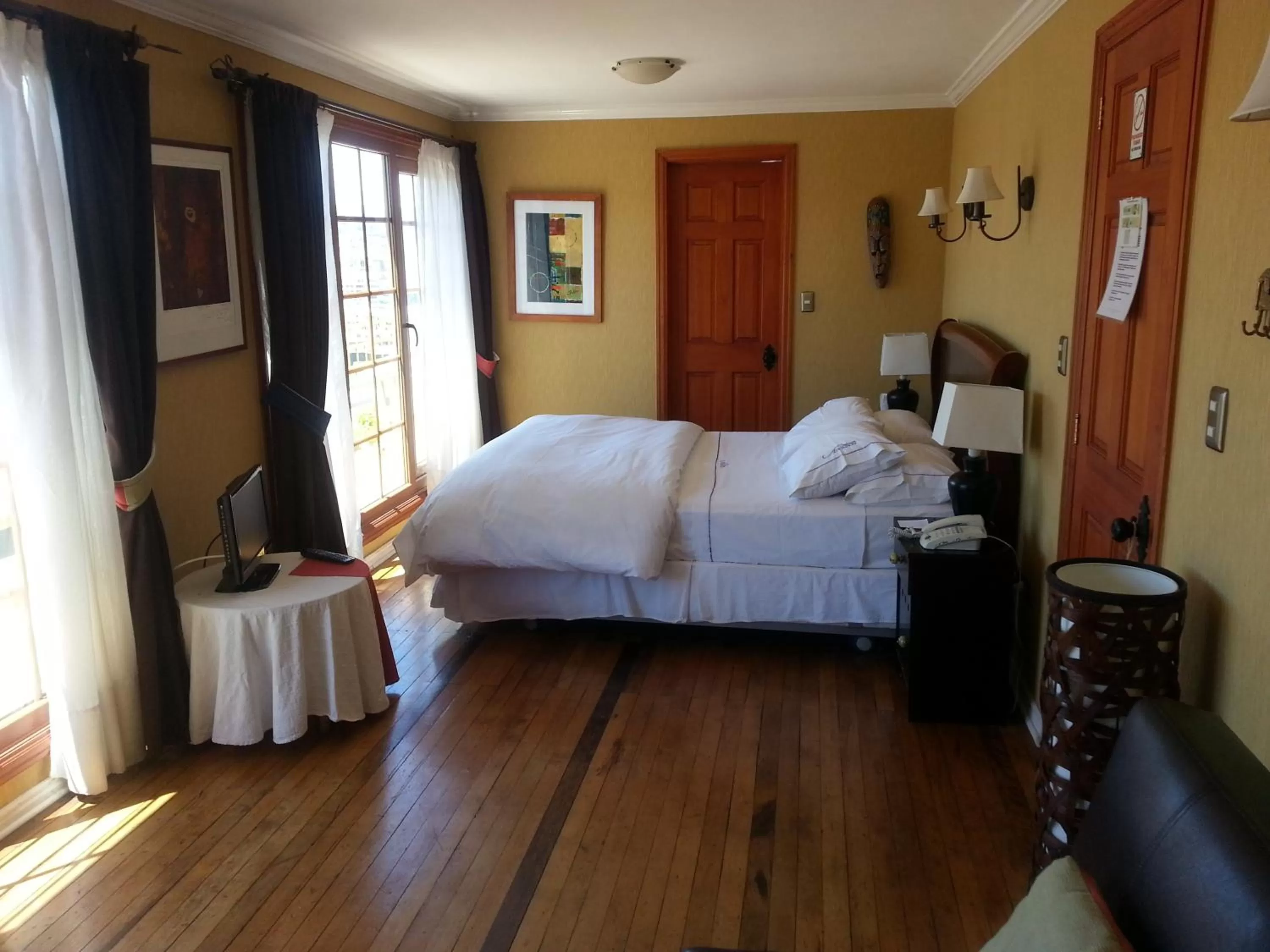 Photo of the whole room, Bed in Hotel Manoir Atkinson