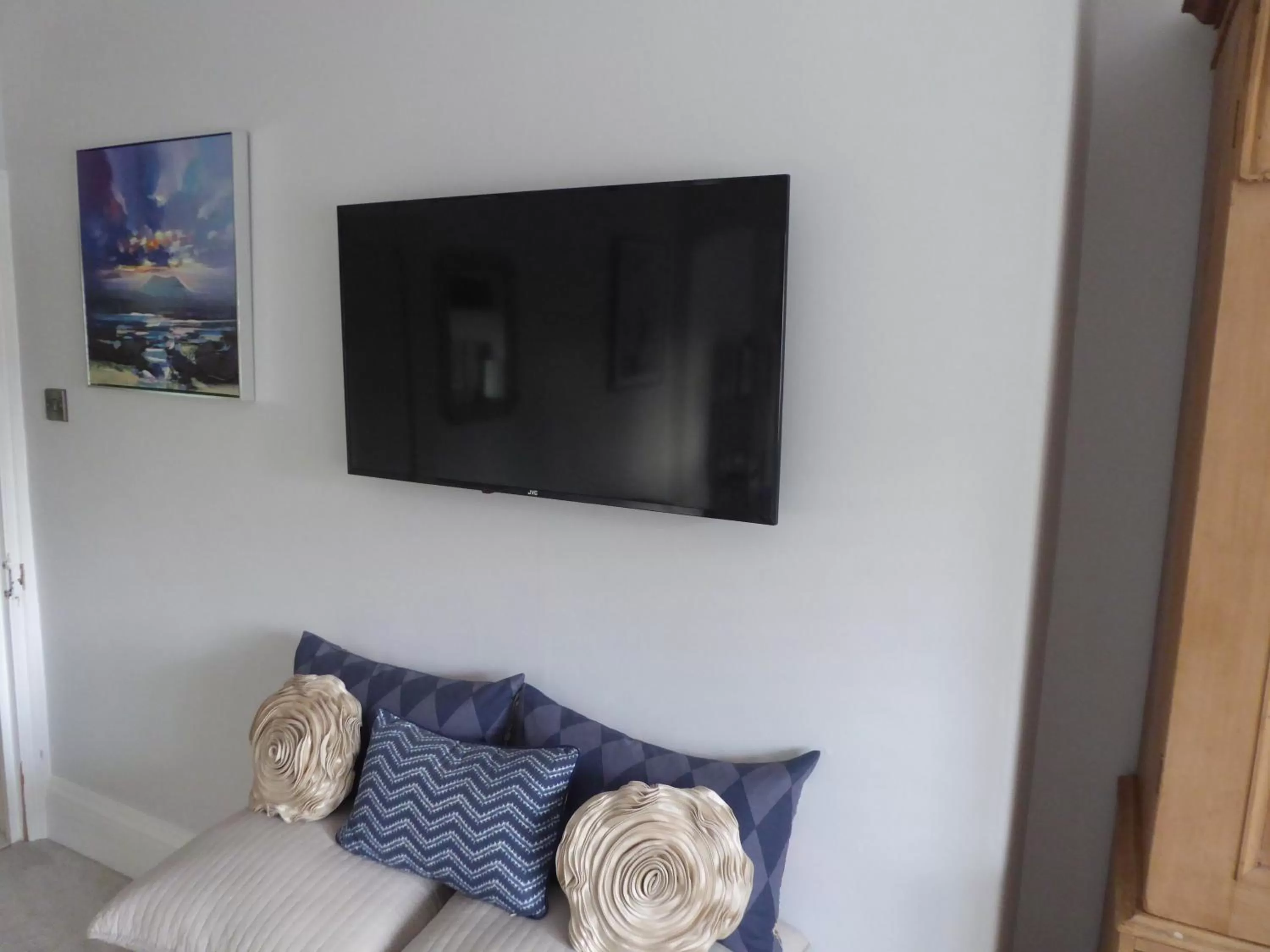 TV and multimedia, TV/Entertainment Center in The Skreen