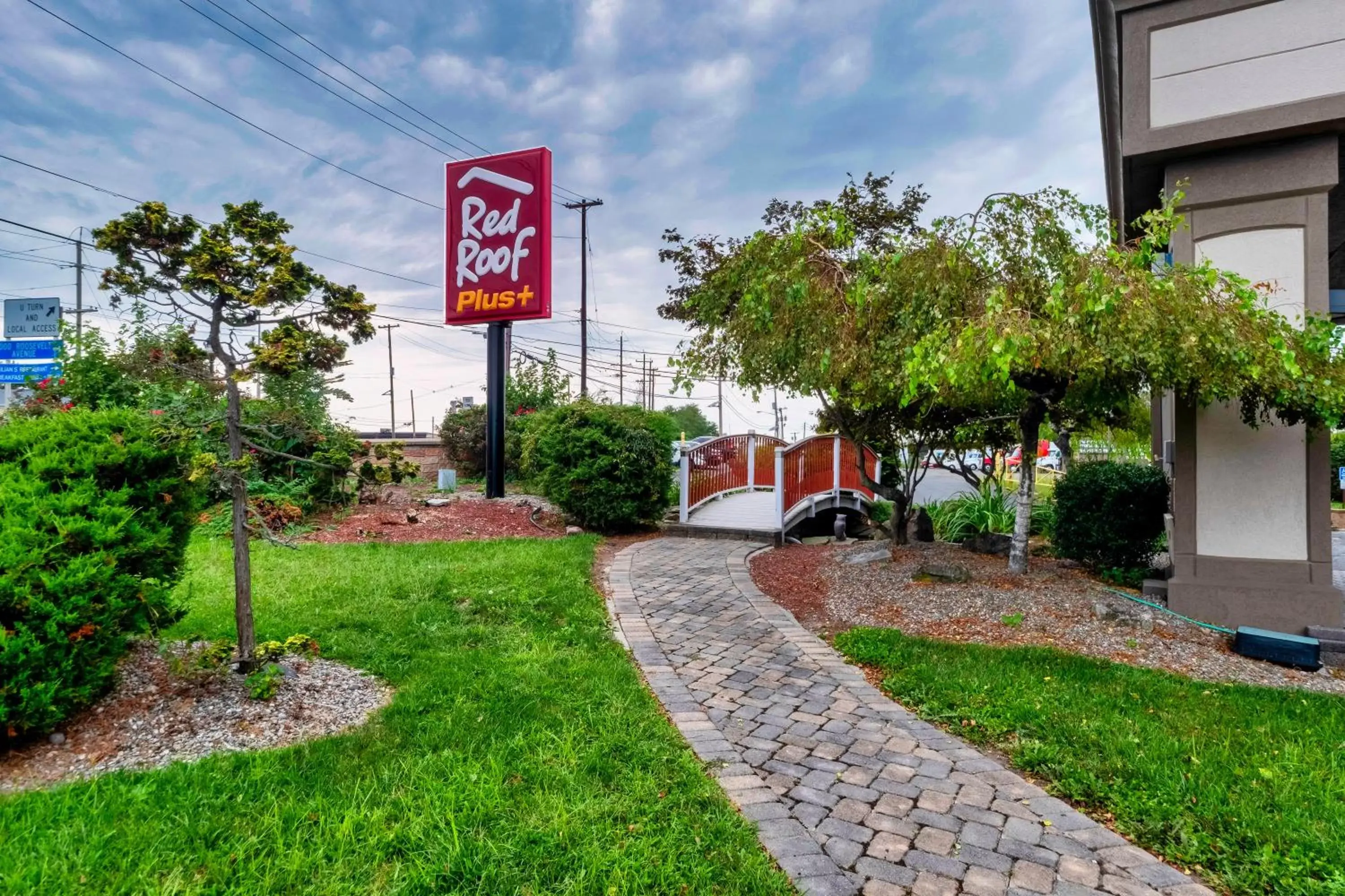 Property building in Red Roof PLUS Newark Liberty Airport - Carteret Property building in Red Roof PLUS Newark Liberty Airport - Carteret