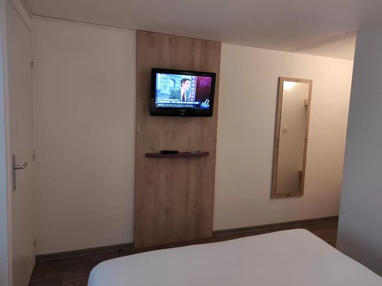 TV and multimedia, TV/Entertainment Center in Kyriad Meaux Sud Nanteuil Les Meaux