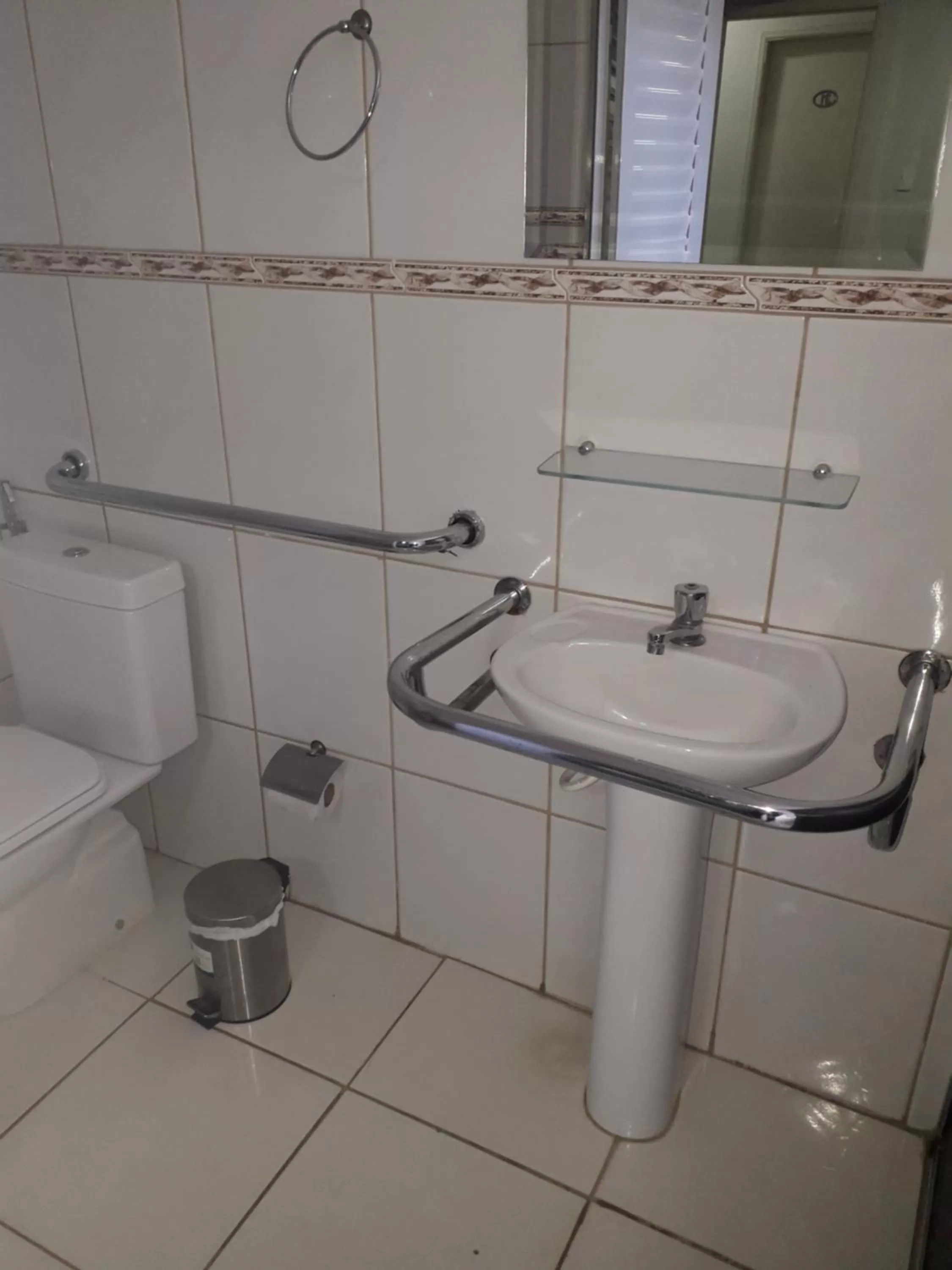 Toilet in Hotel Athenas e Convenções