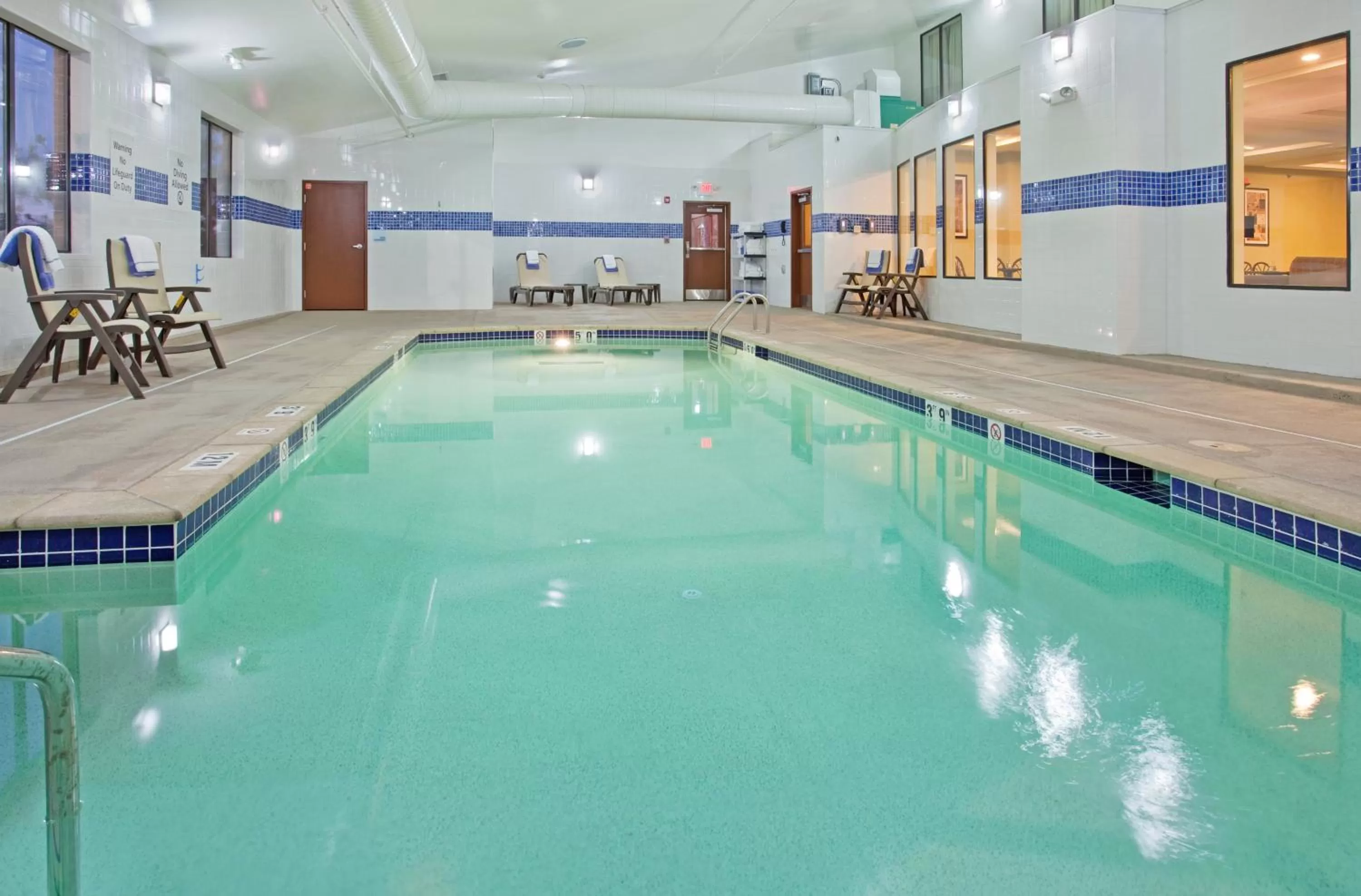 Swimming pool in Holiday Inn Express Hotel & Suites St. Charles by IHG