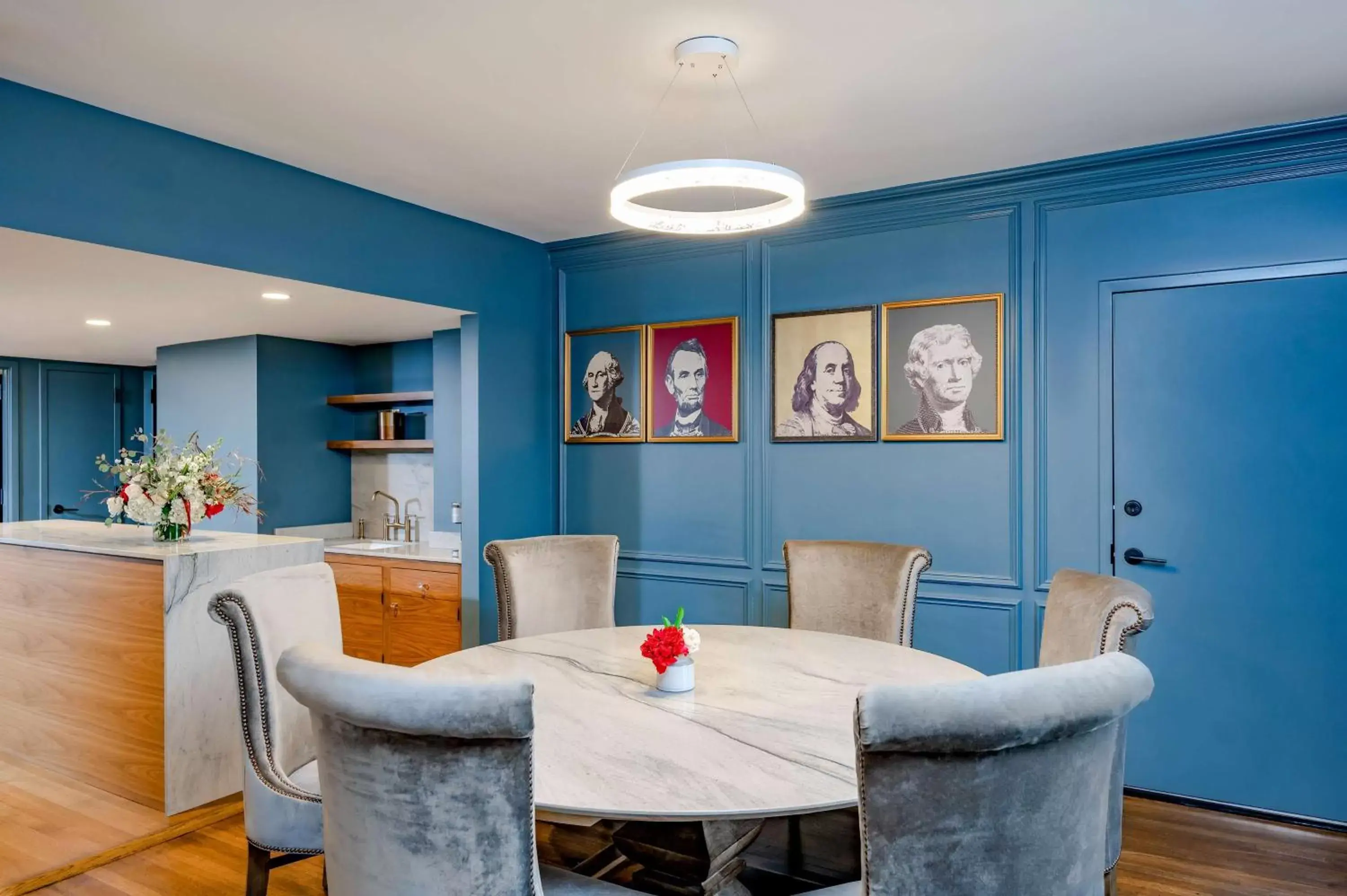 Living room, Seating Area in Hotel Fort Des Moines, Curio Collection By Hilton