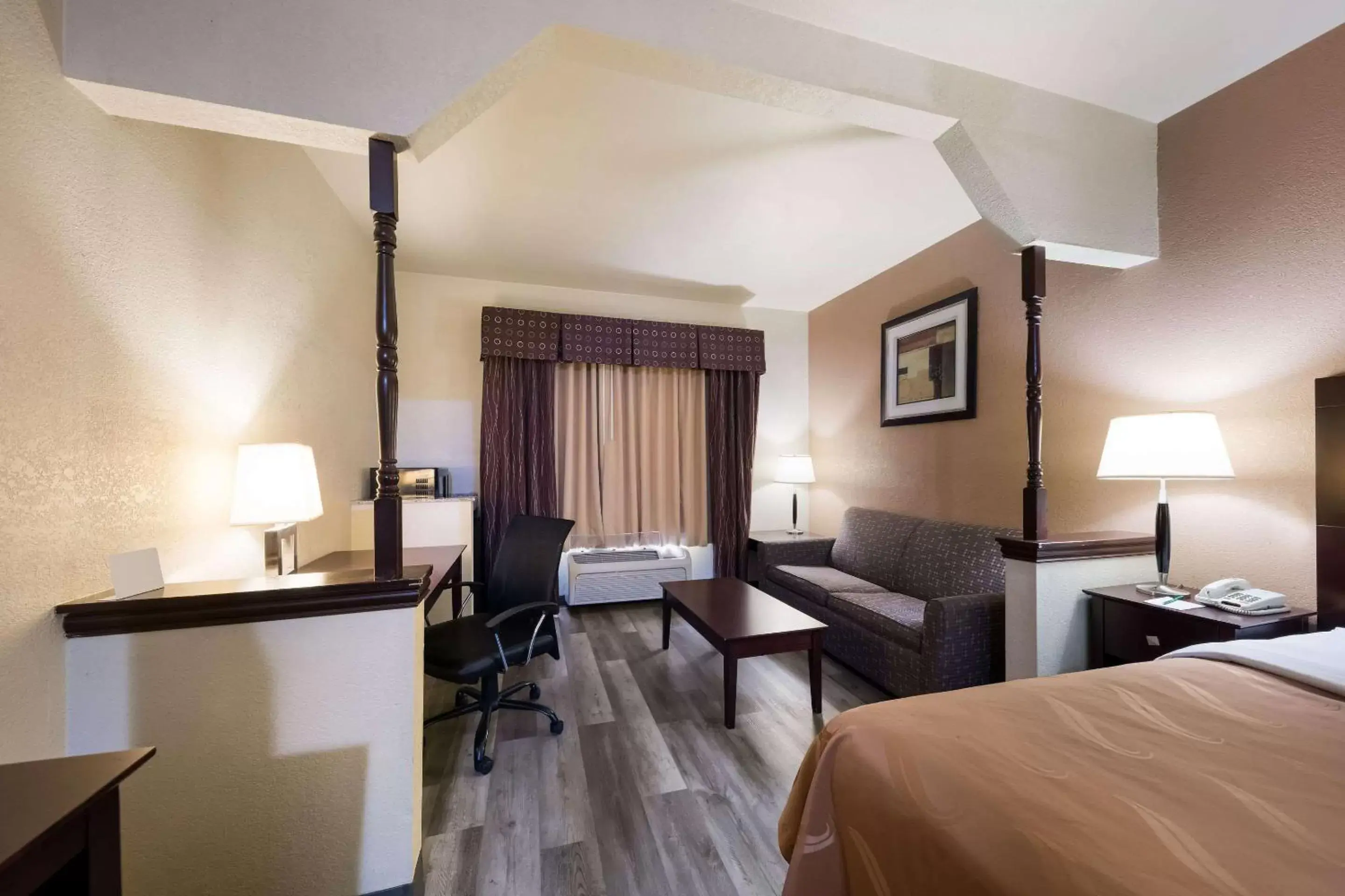Bedroom, TV/Entertainment Center in Quality Inn and Suites Terrell