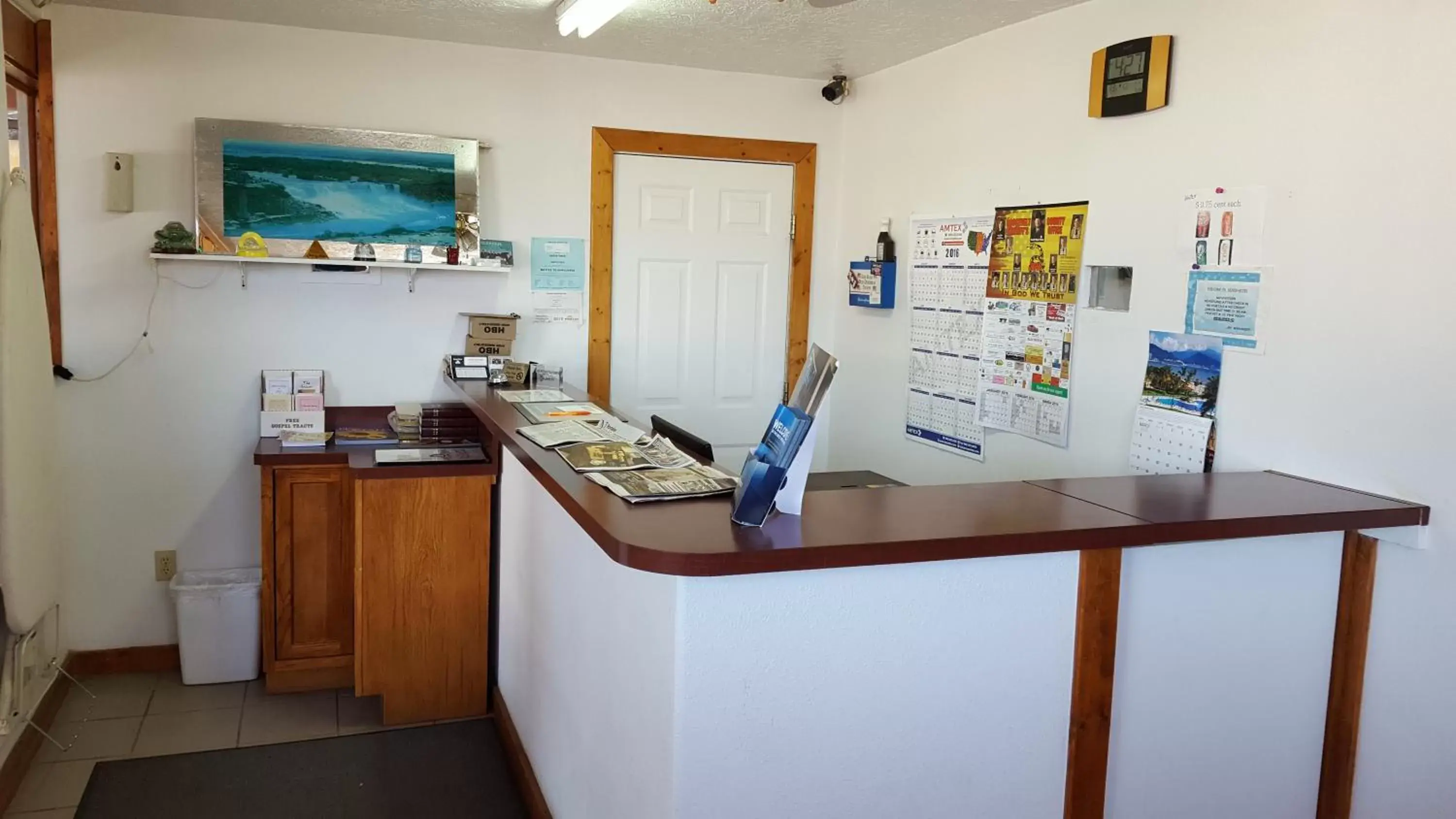 Lobby or reception, Kitchen/Kitchenette in Sands Motel