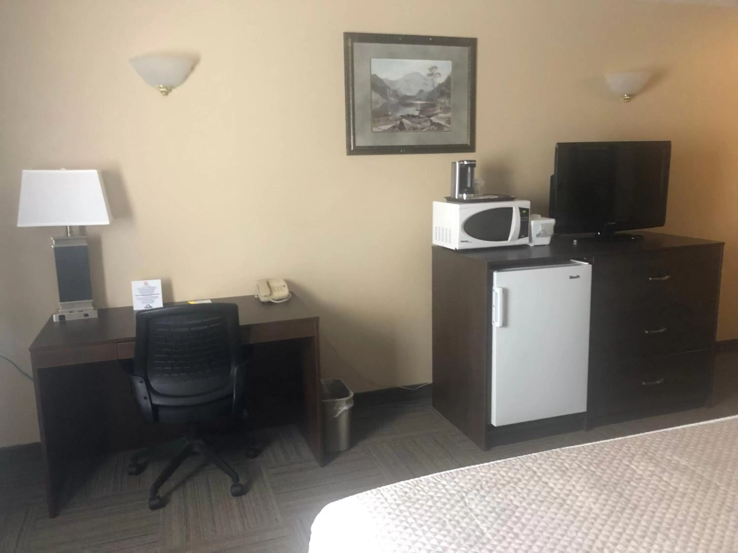 TV and multimedia in Days Inn by Wyndham Hinton