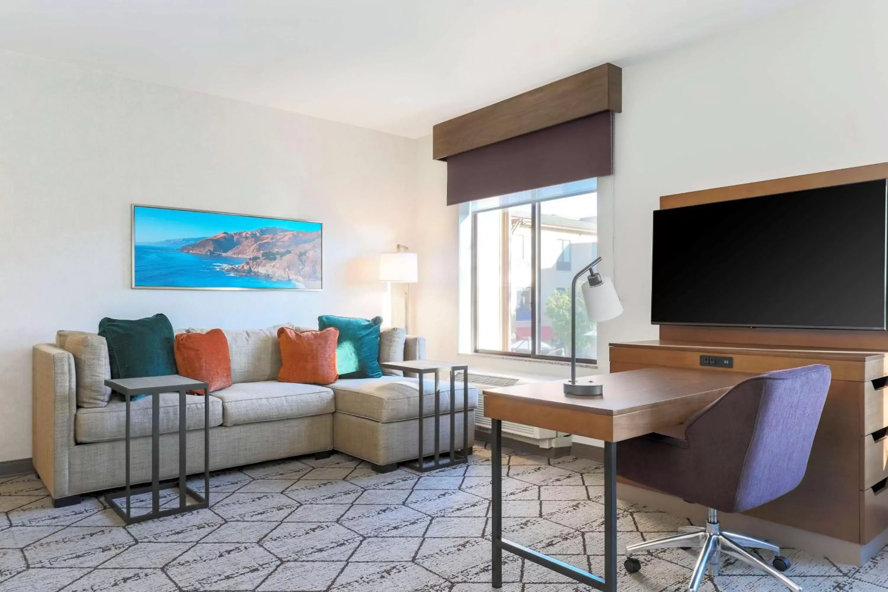 Bedroom, Seating Area in Hampton Inn & Suites Windsor-Sonoma Wine Country