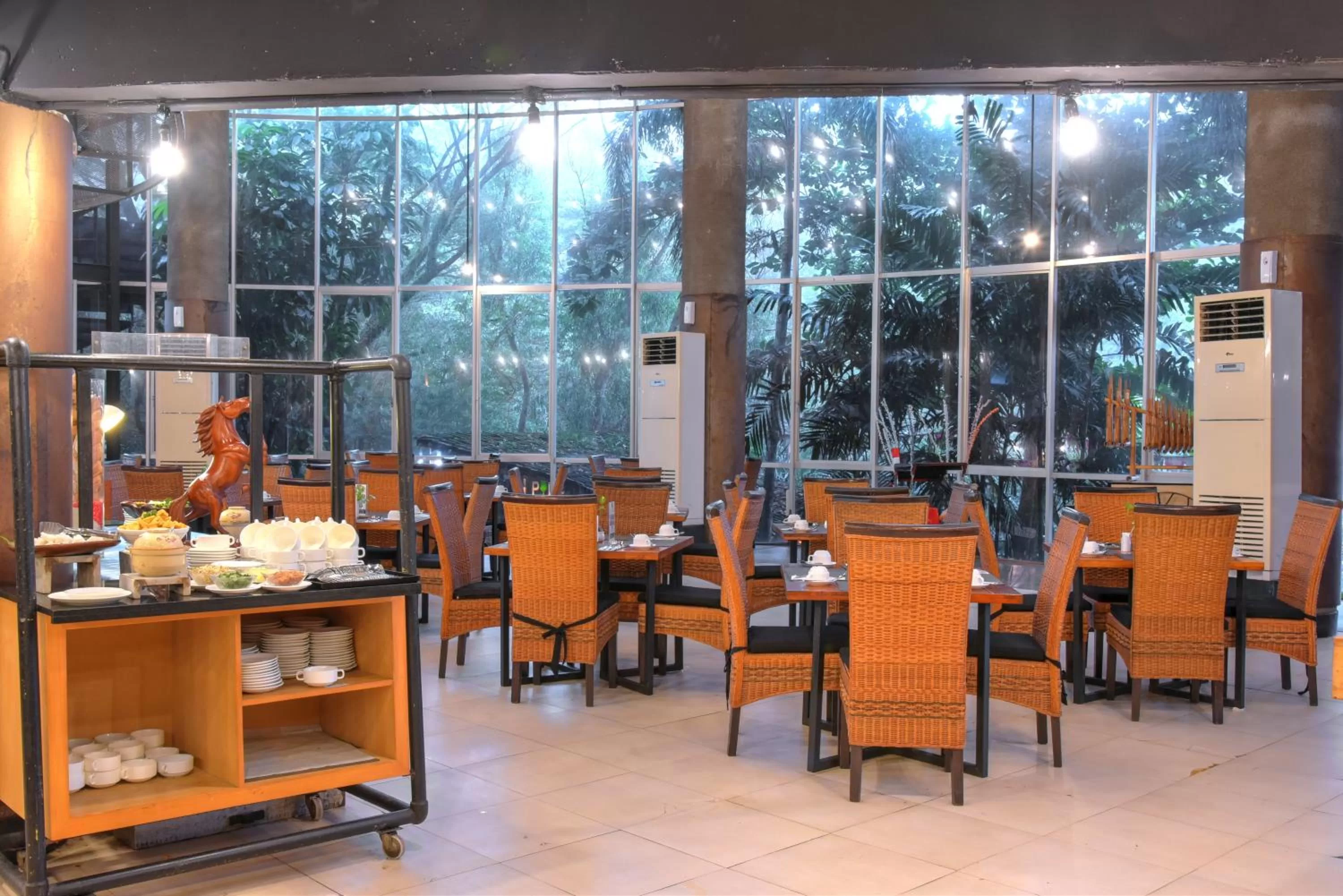 Restaurant/places to eat in Oak Tree Emerald Hotel & Coventions Semarang