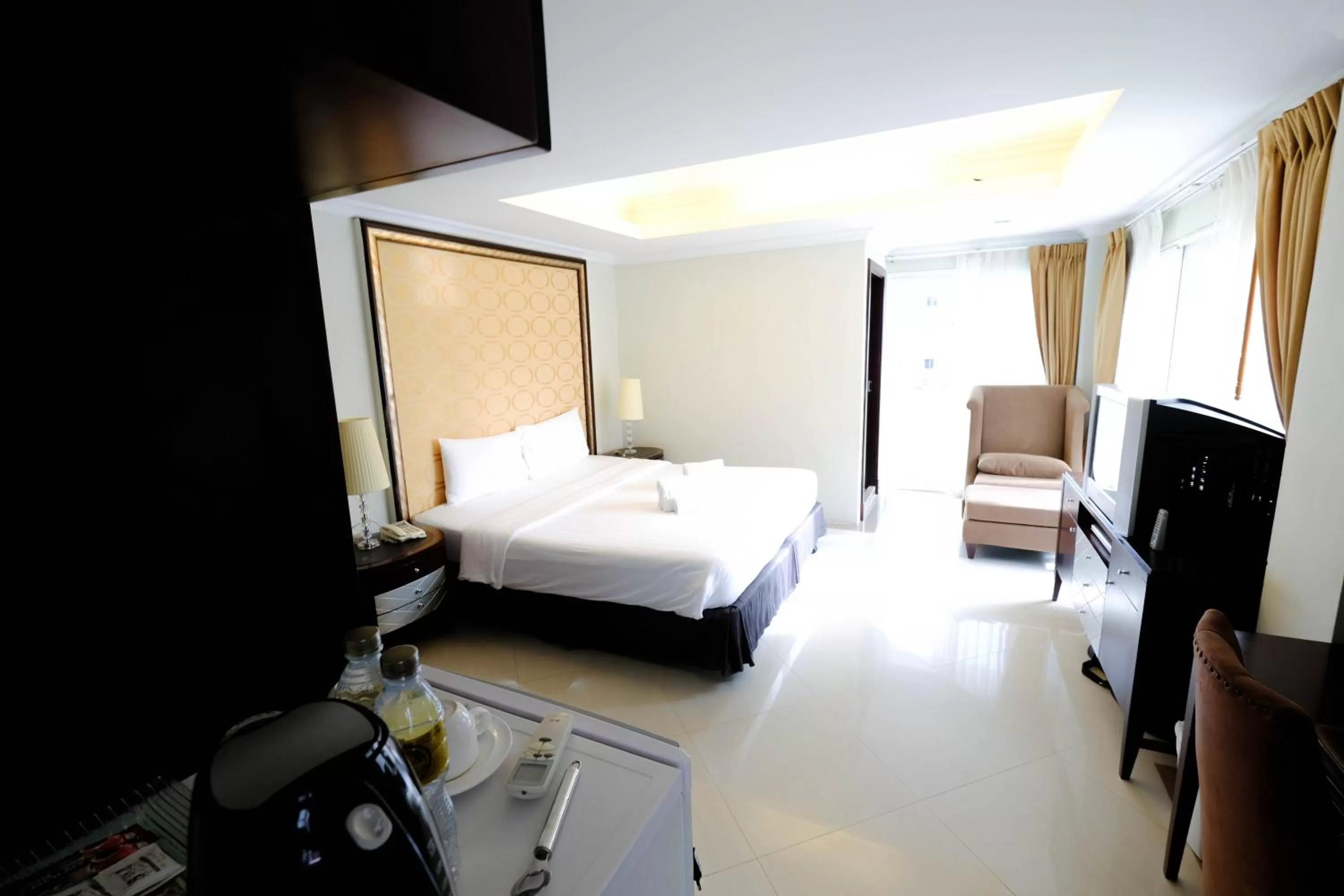 Photo of the whole room, Bed in LK Metropole (Junior Wing)
