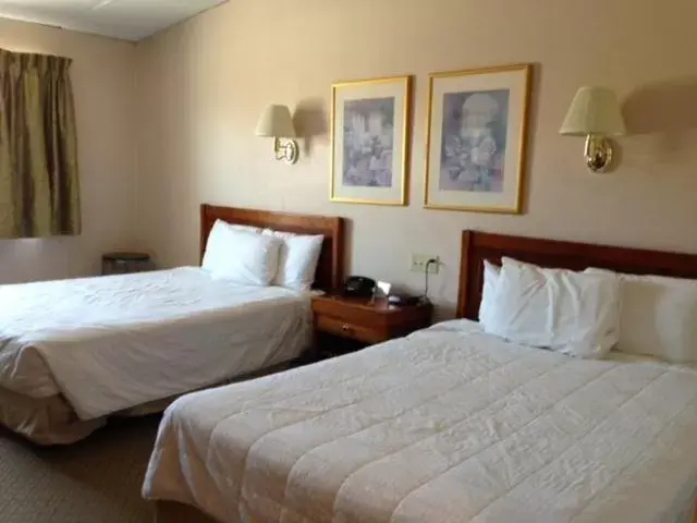 Queen Room with Two Queen Beds in Inn at Arbor Ridge Hotel and Conference Center