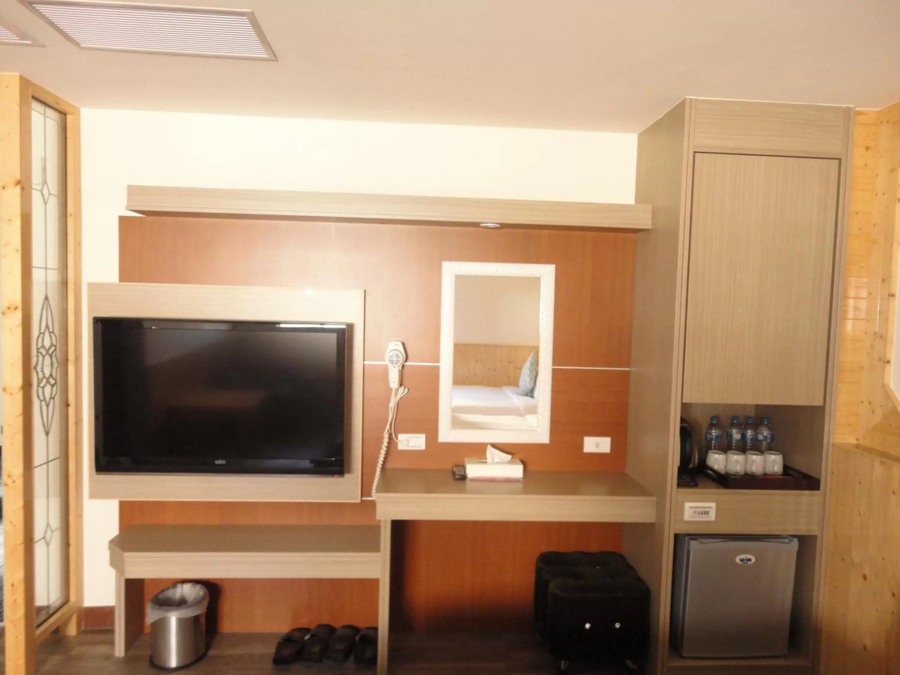 TV and multimedia, TV/Entertainment Center in Royal Hotel