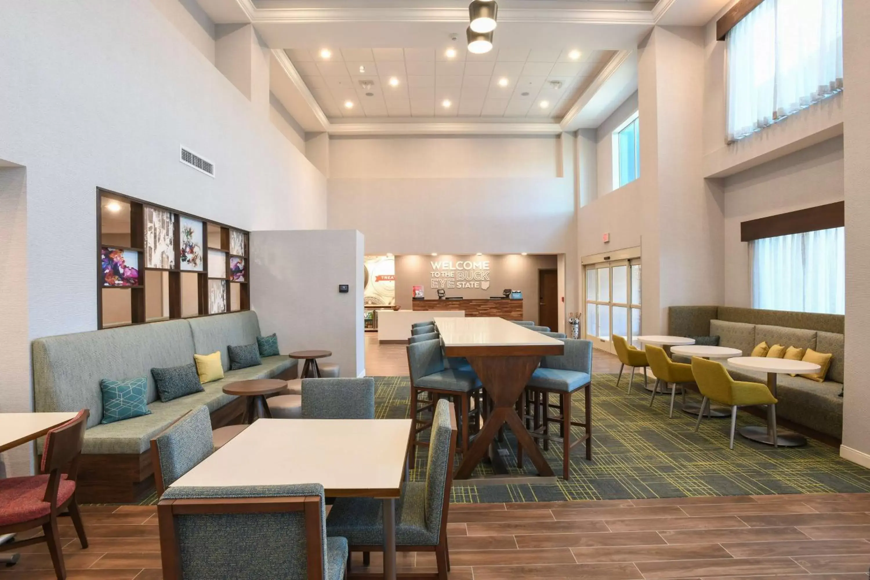 Lobby or reception, Lounge/Bar in Hampton Inn & Suites Cincinnati Liberty Township