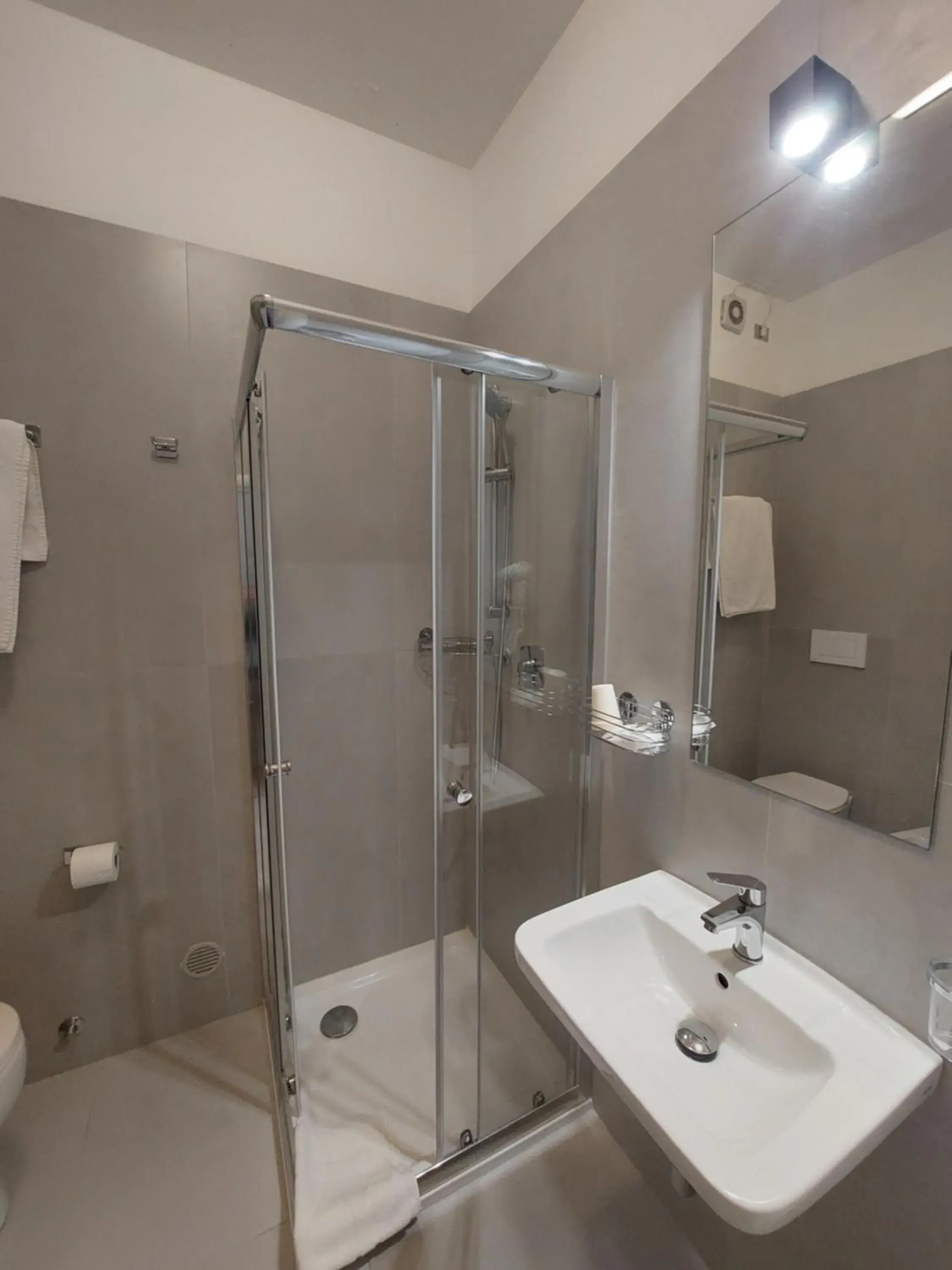 Shower, Bathroom in Hotel Ridolfi