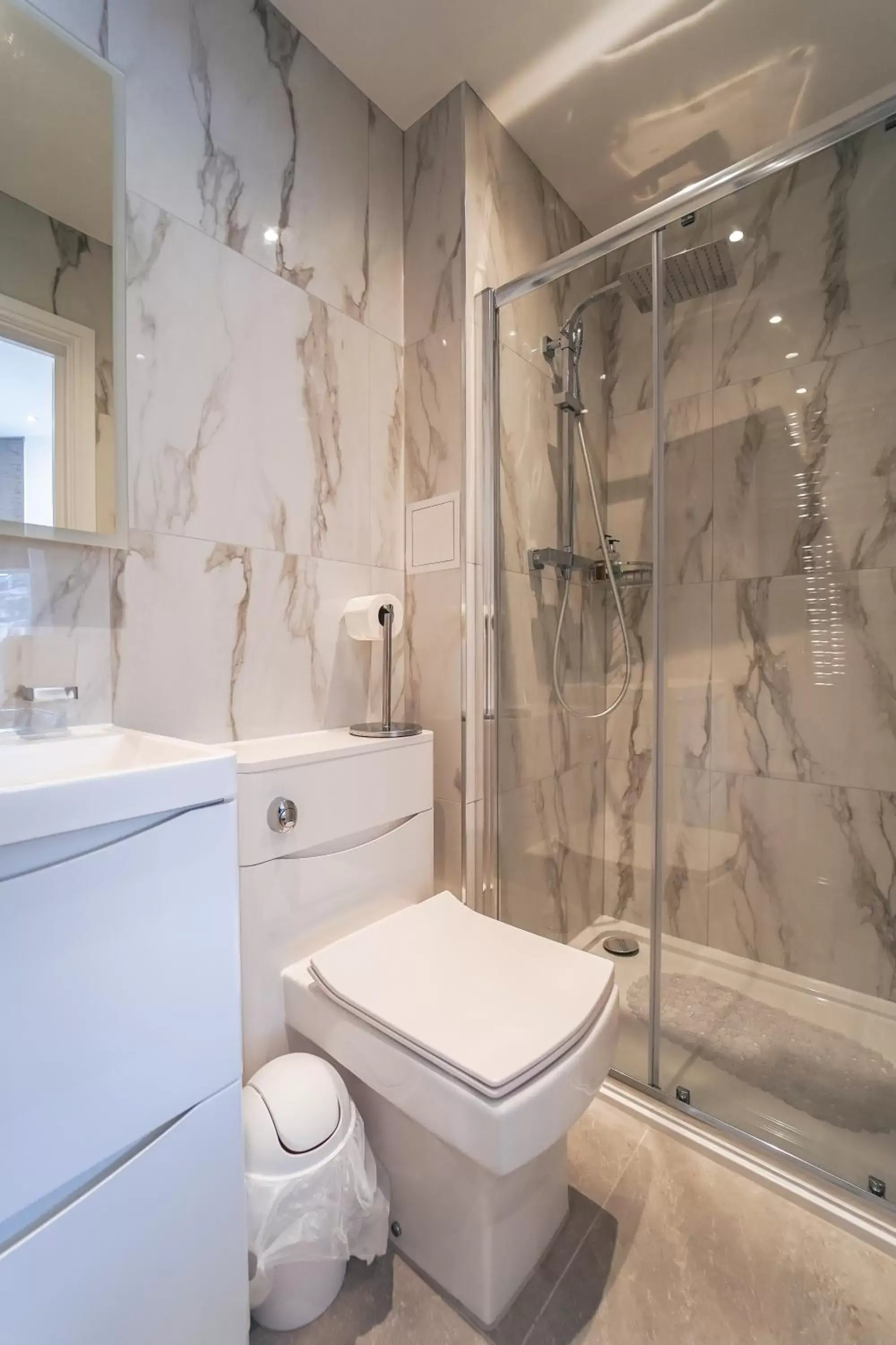 Shower, Bathroom in The Avonmore Olympia