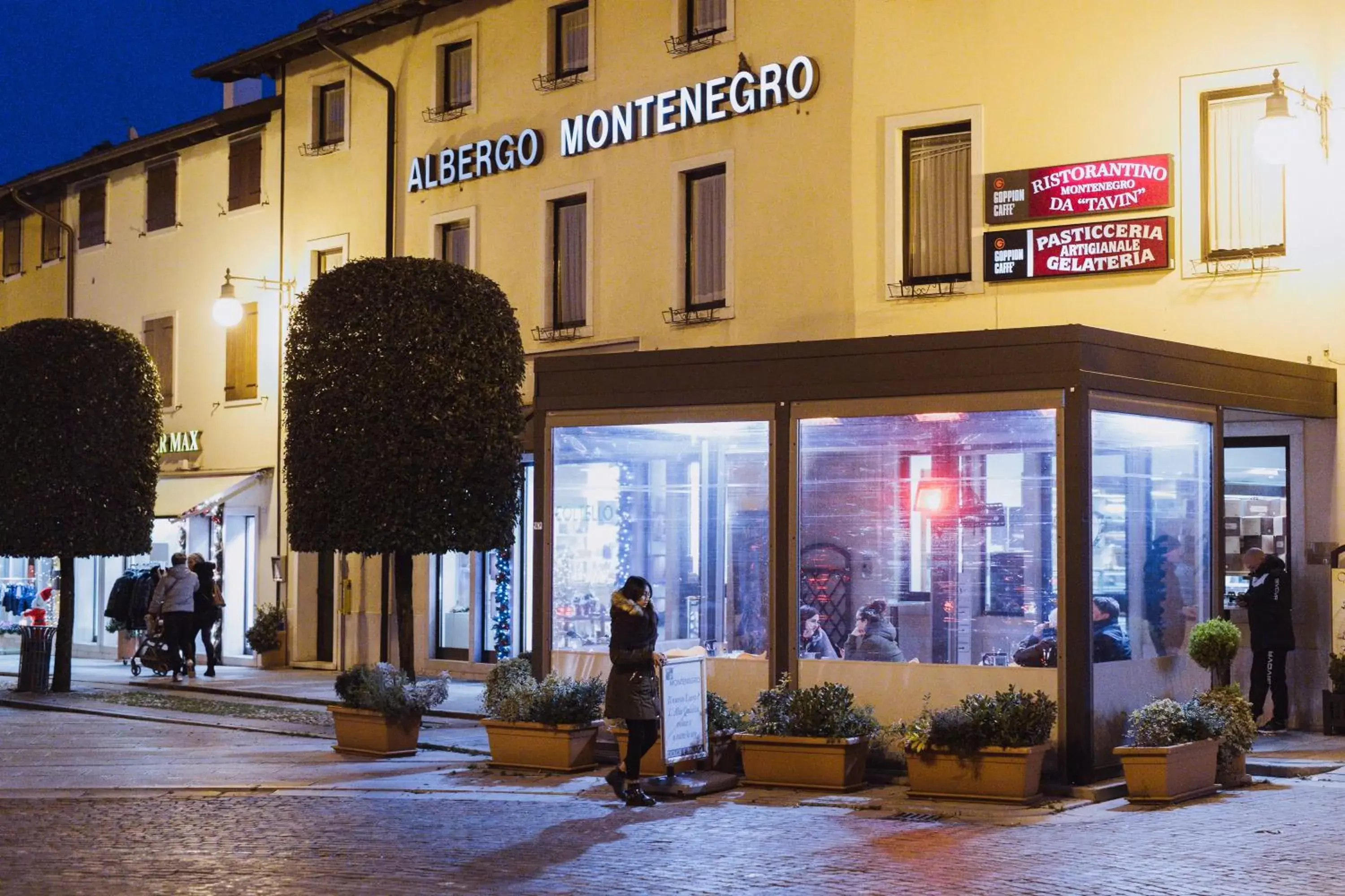 Restaurant/places to eat in Albergo Montenegro