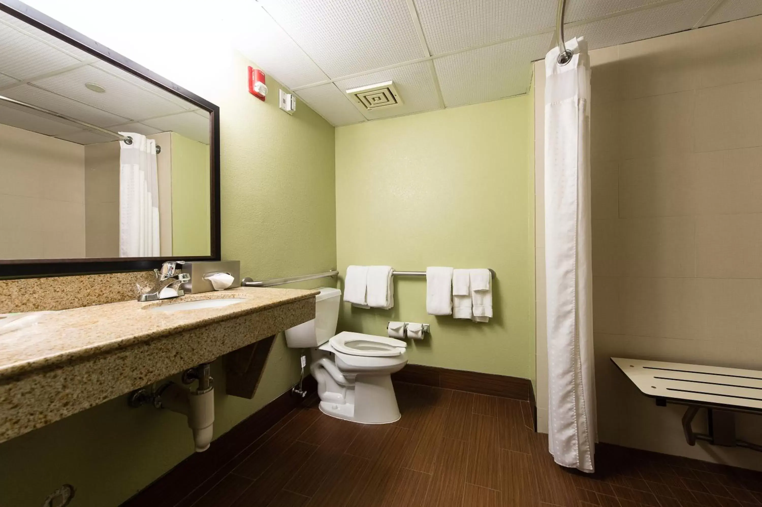 Bathroom in Holiday Inn Wilmington-Market Street, an IHG Hotel