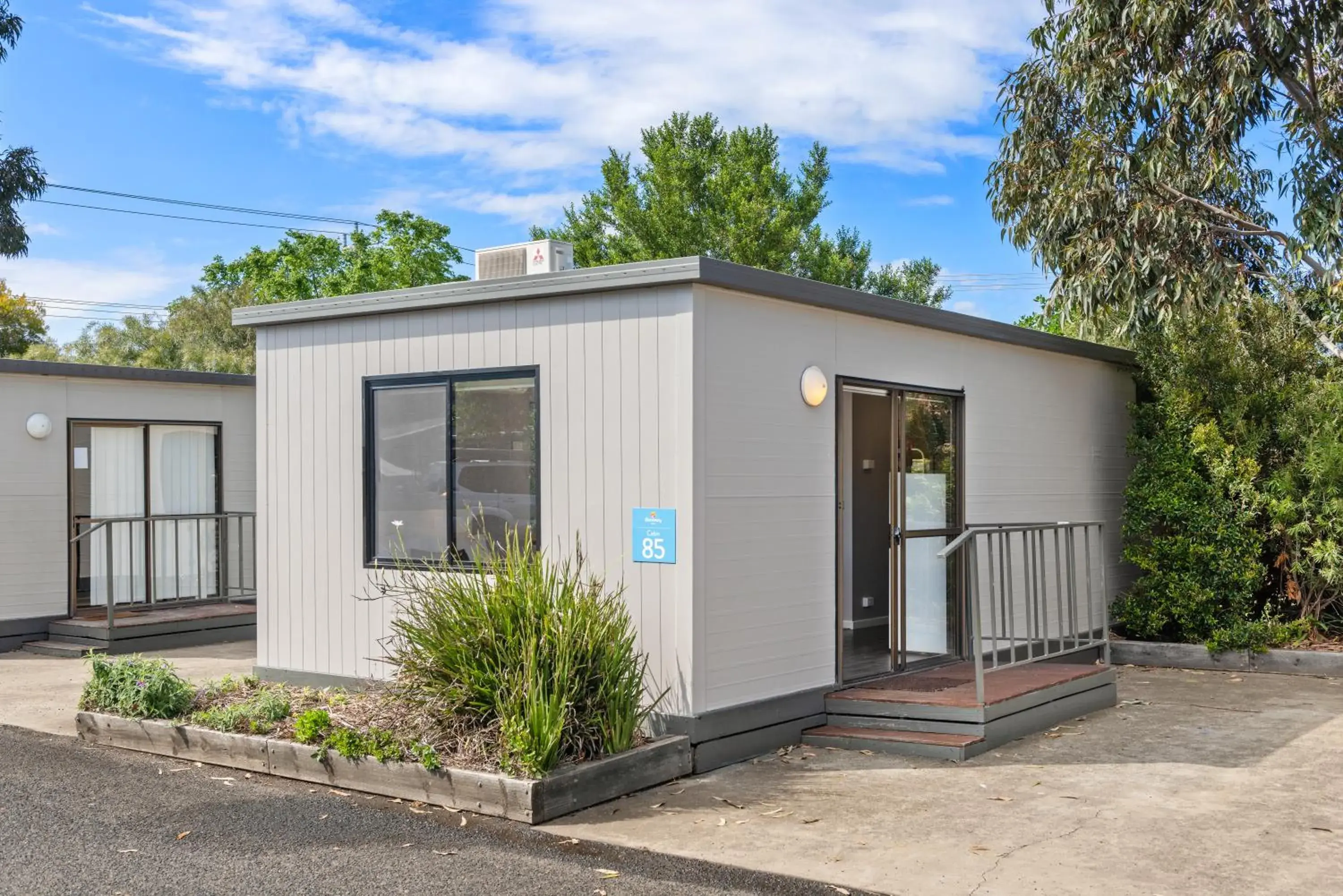 Budget 1 Bedroom Cabin - Sleeps 6 in Discovery Parks - Melbourne
