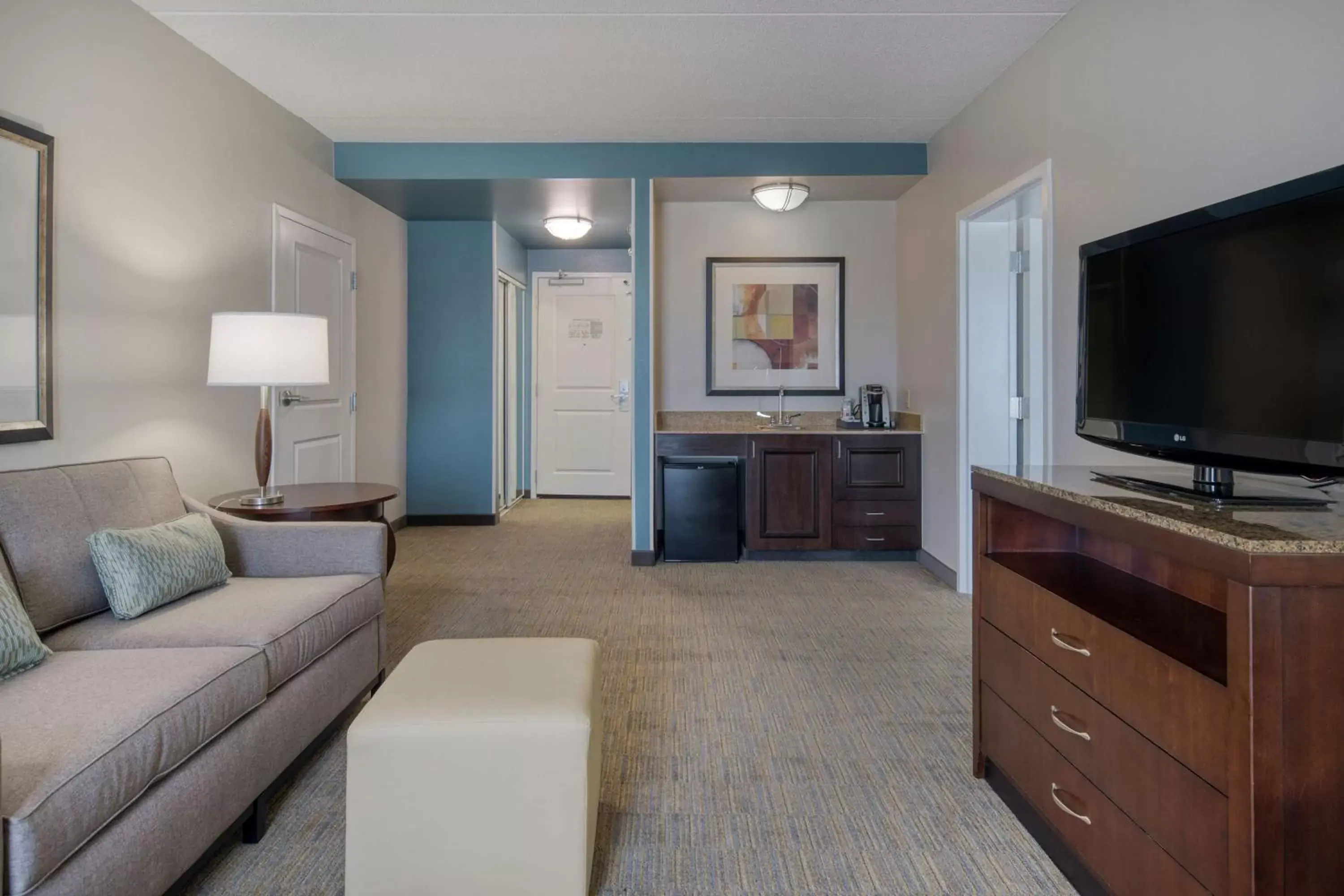 Bedroom, TV/Entertainment Center in Hilton Garden Inn Durham Southpoint