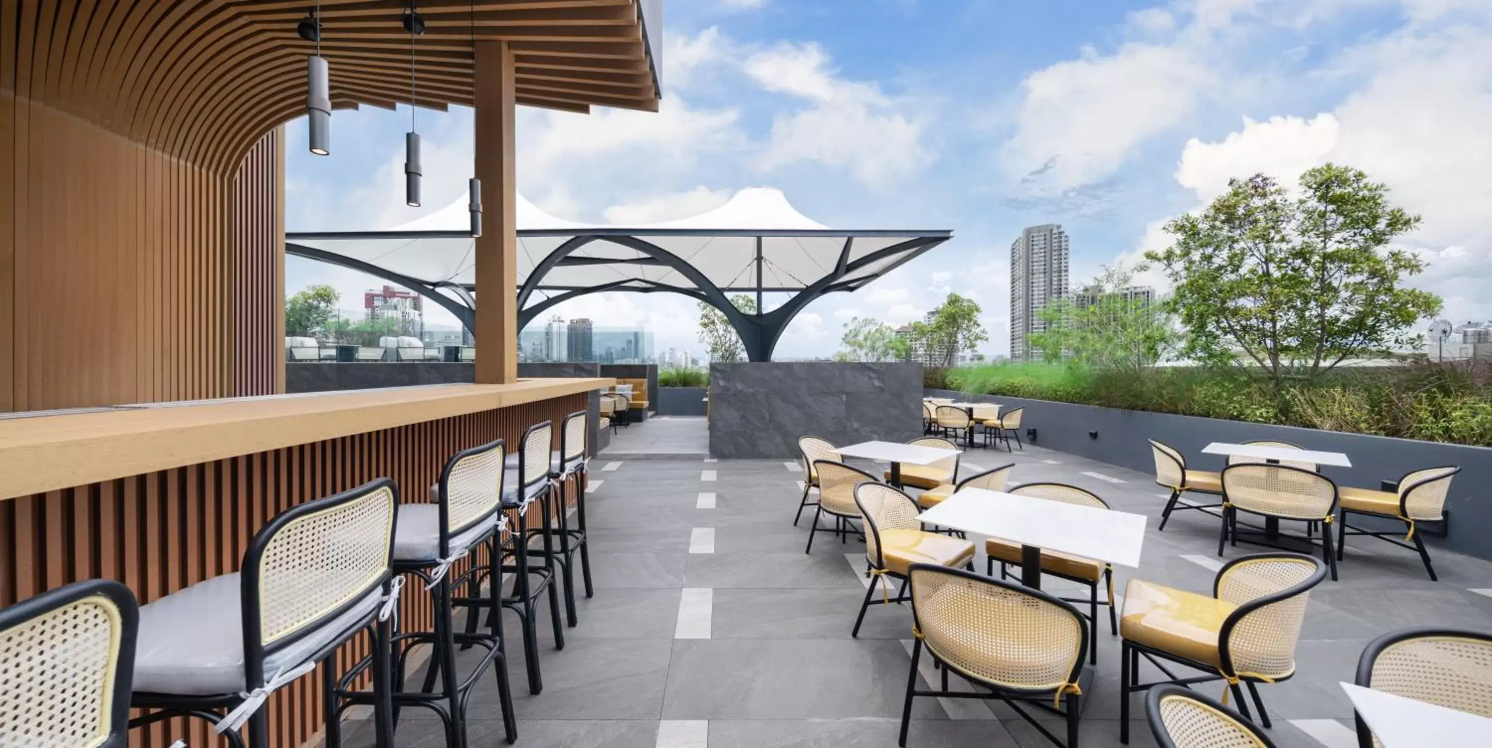 Lounge or bar, Restaurant/Places to Eat in Ramada Plaza by Wyndham Bangkok Sukhumvit 48