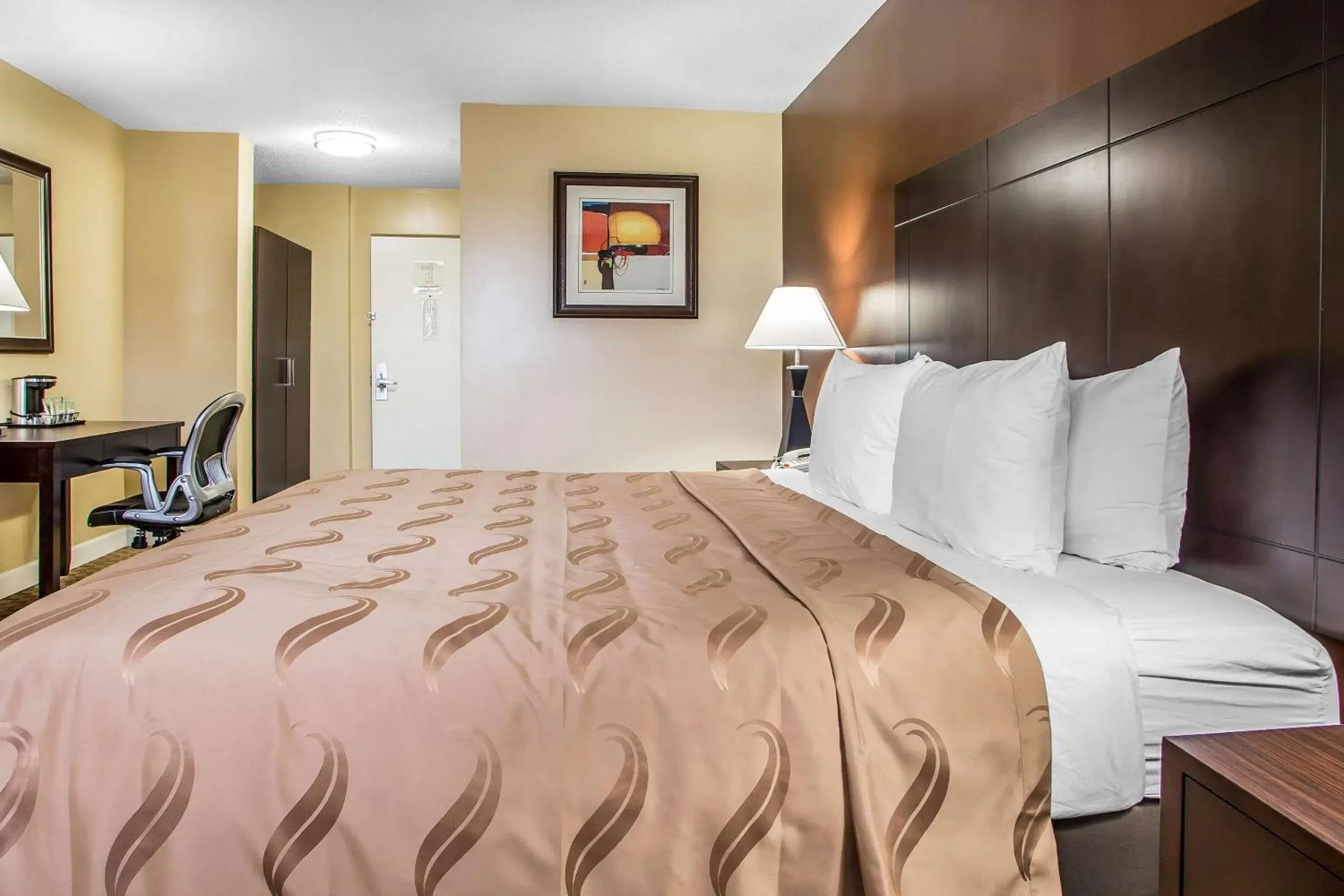Photo of the whole room, Bed in Quality Inn O'Hare Airport