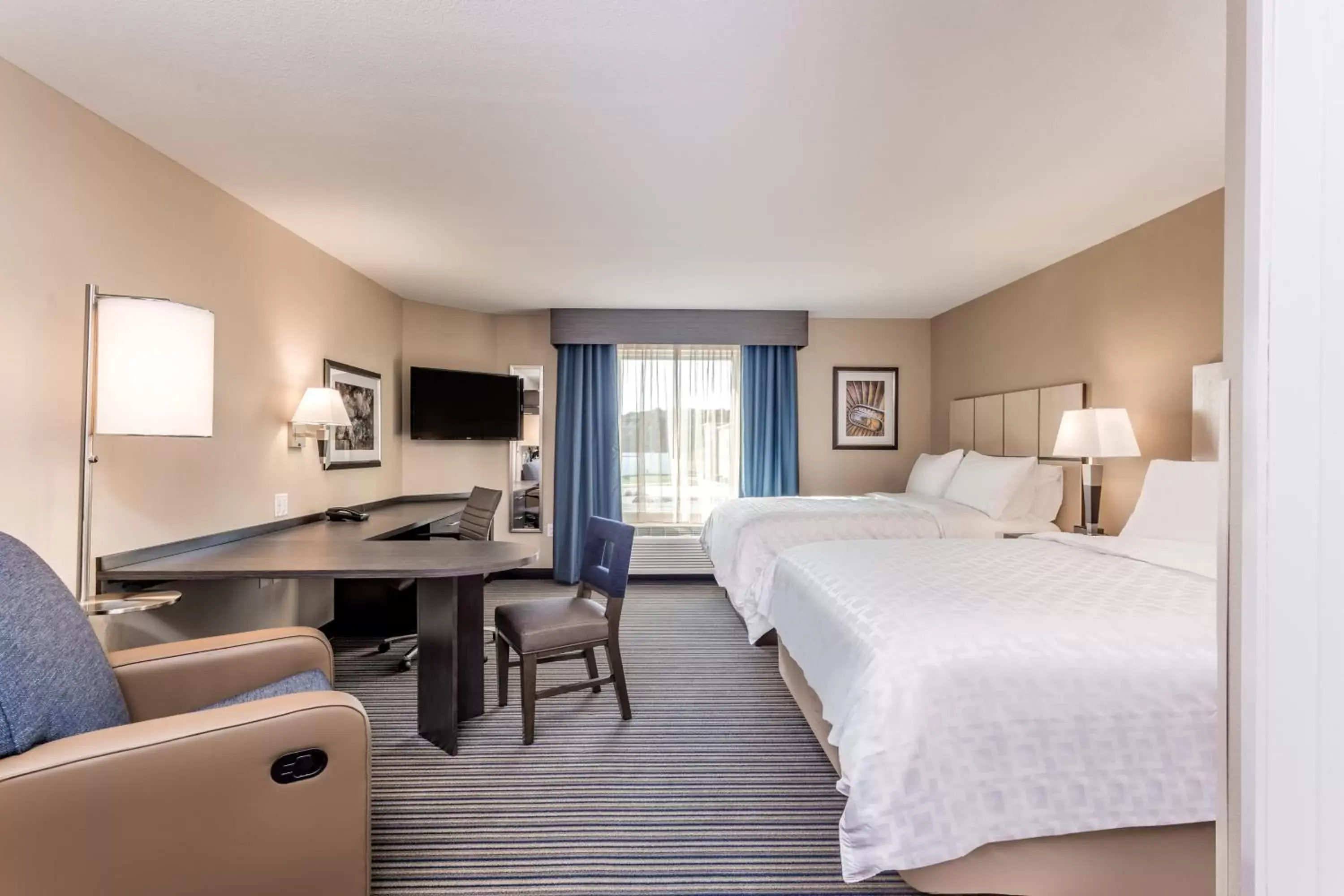 Bedroom in Candlewood Suites Eau Claire I-94, an IHG Hotel