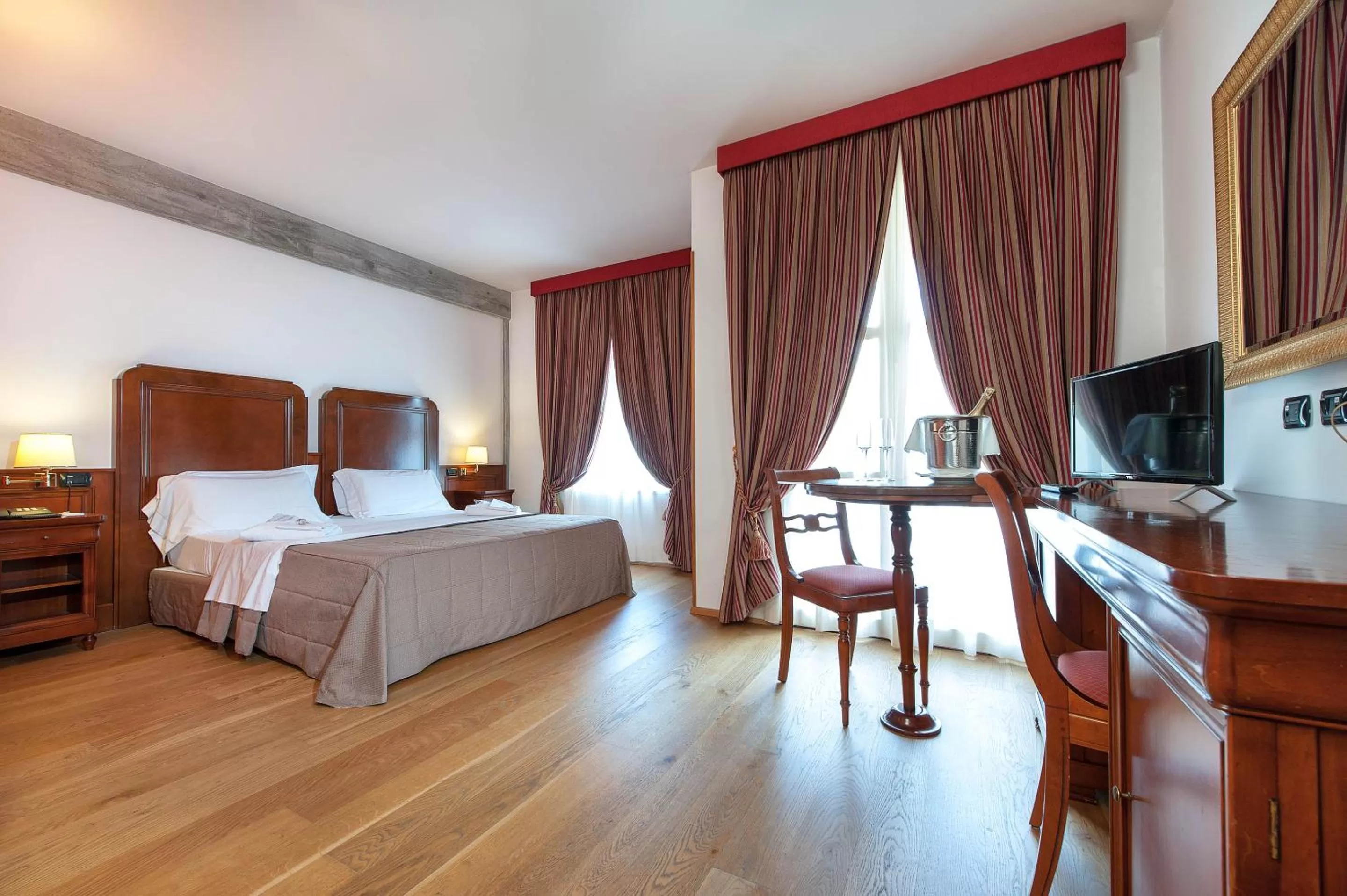 Photo of the whole room, Bed in Hotel Villa Malaspina