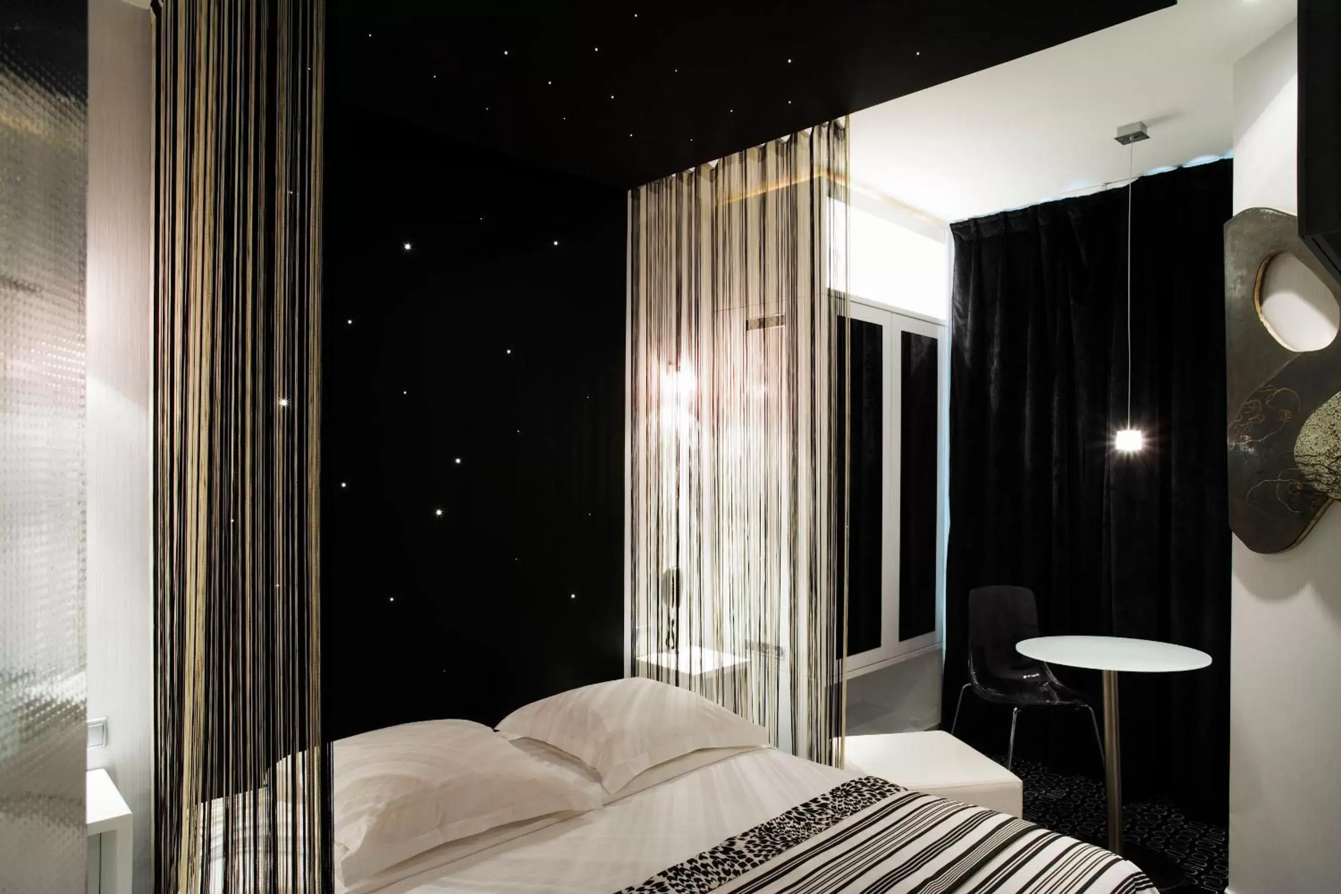 Shower, Bed in Five Boutique Hotel Paris Quartier Latin