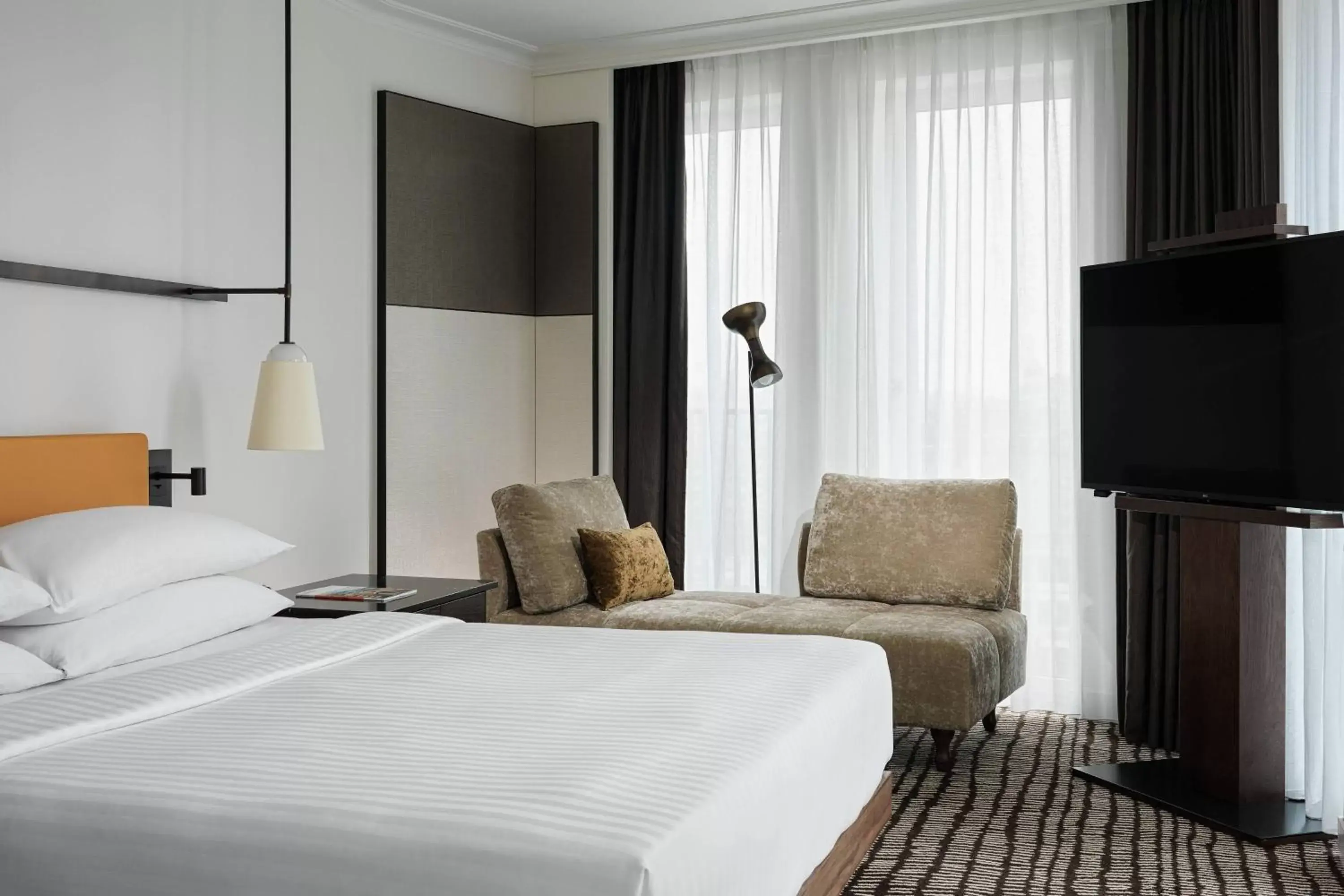 Photo of the whole room, Bed in Berlin Marriott Hotel