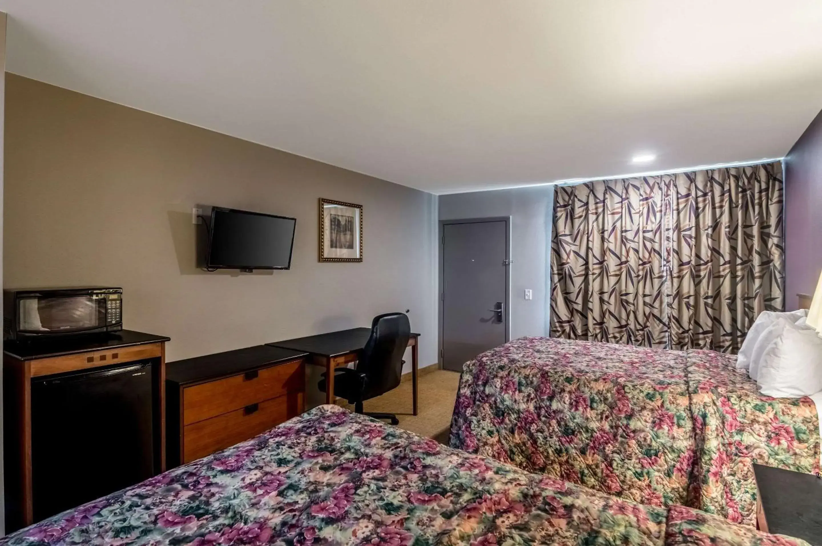 Photo of the whole room, Bed in Rodeway Inn Arlington