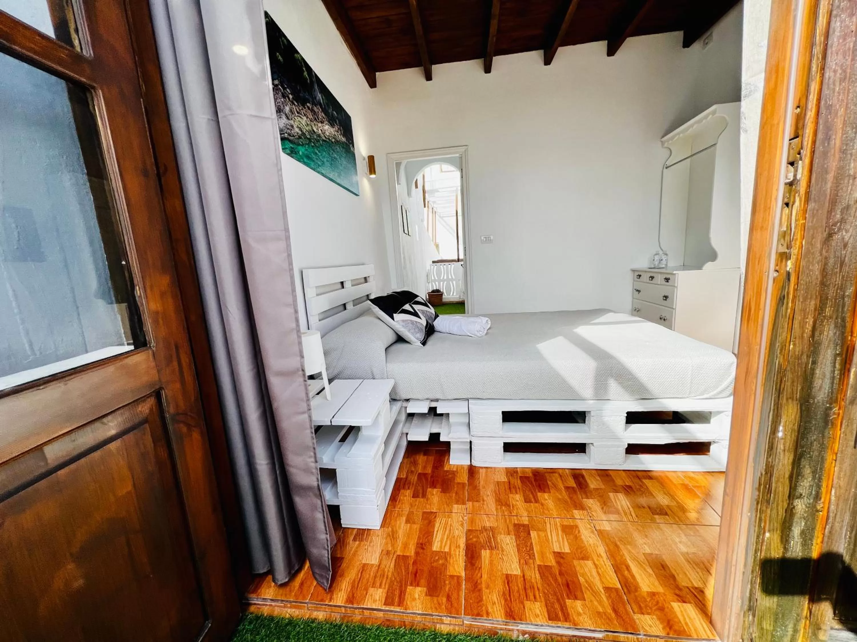 Bedroom, Bed in El jardin de Iris