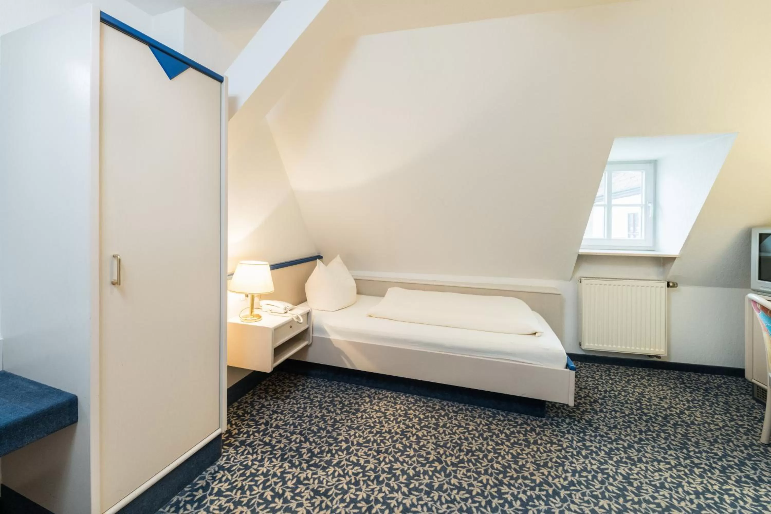 Bedroom, Bed in Hotel am Markt