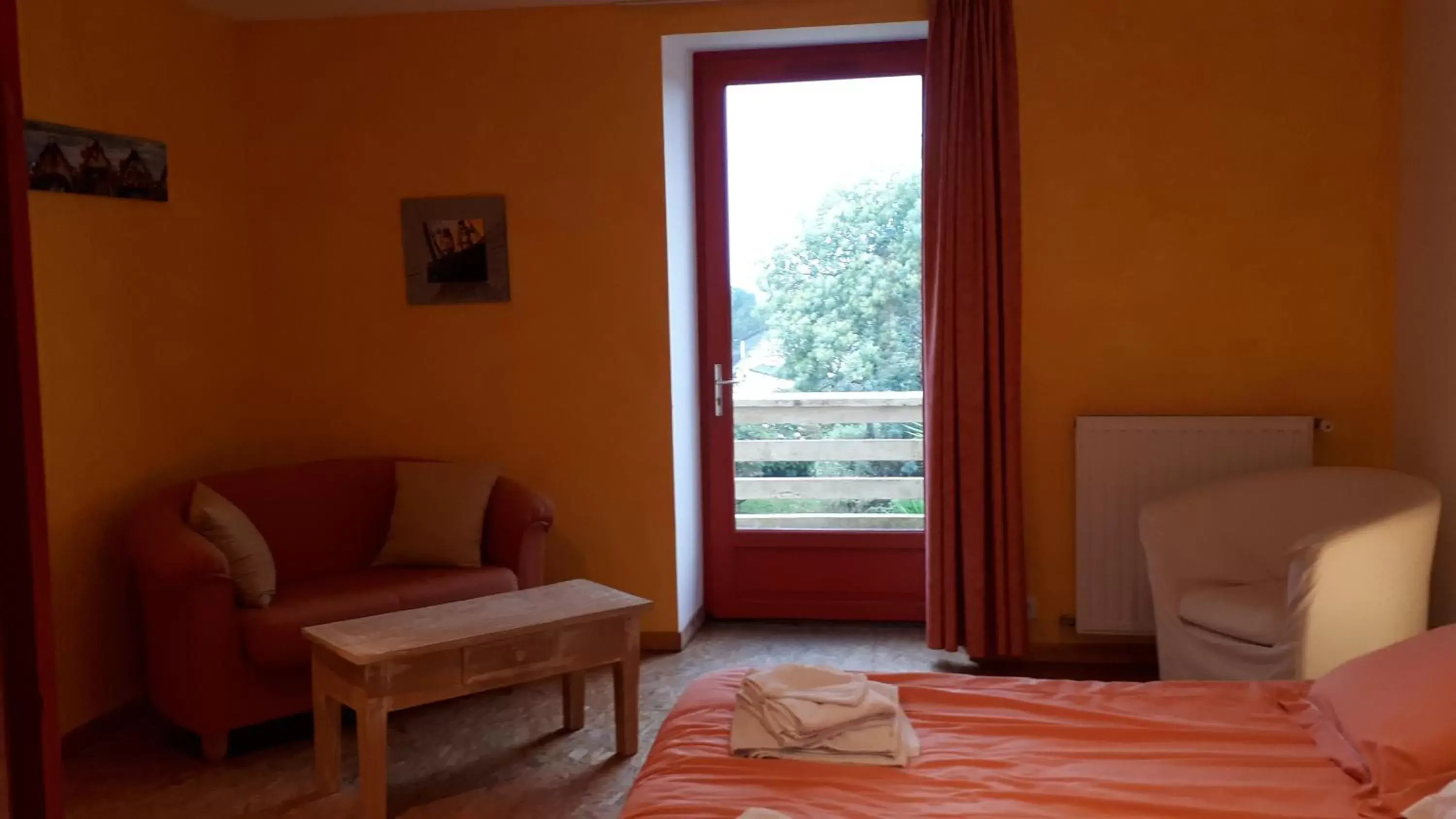 Photo of the whole room, Seating Area in Les Hortensias - Chambres d'Hôtes