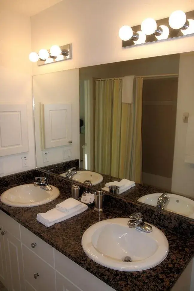Bathroom in Lakeside Vacations