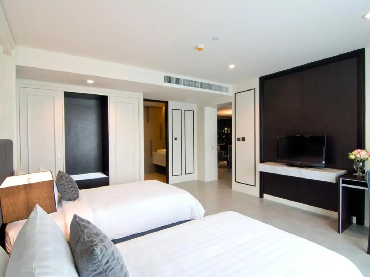 Bedroom, TV/Entertainment Center in Way Hotel Pattaya