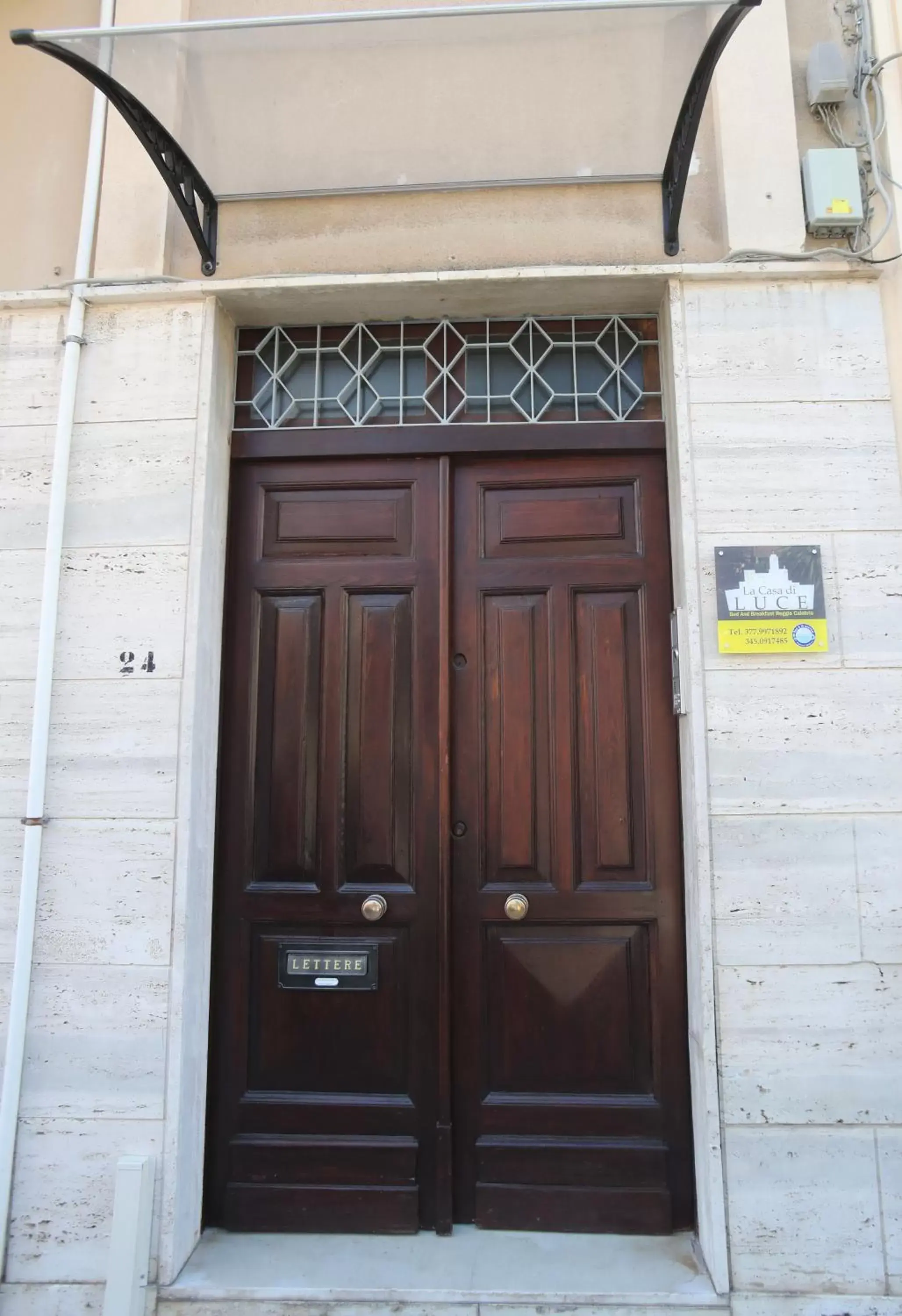 Facade/entrance in La casa di Luce