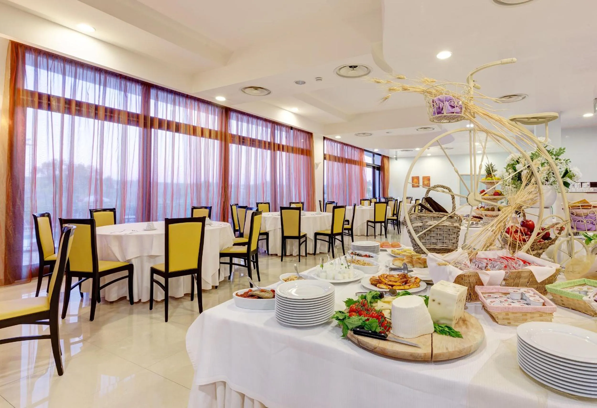 Restaurant/places to eat in Grand Hotel Sofia