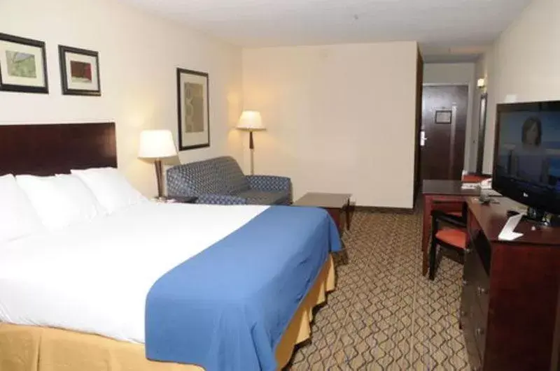 Photo of the whole room, Bed in Holiday Inn Express Stephens City, an IHG Hotel