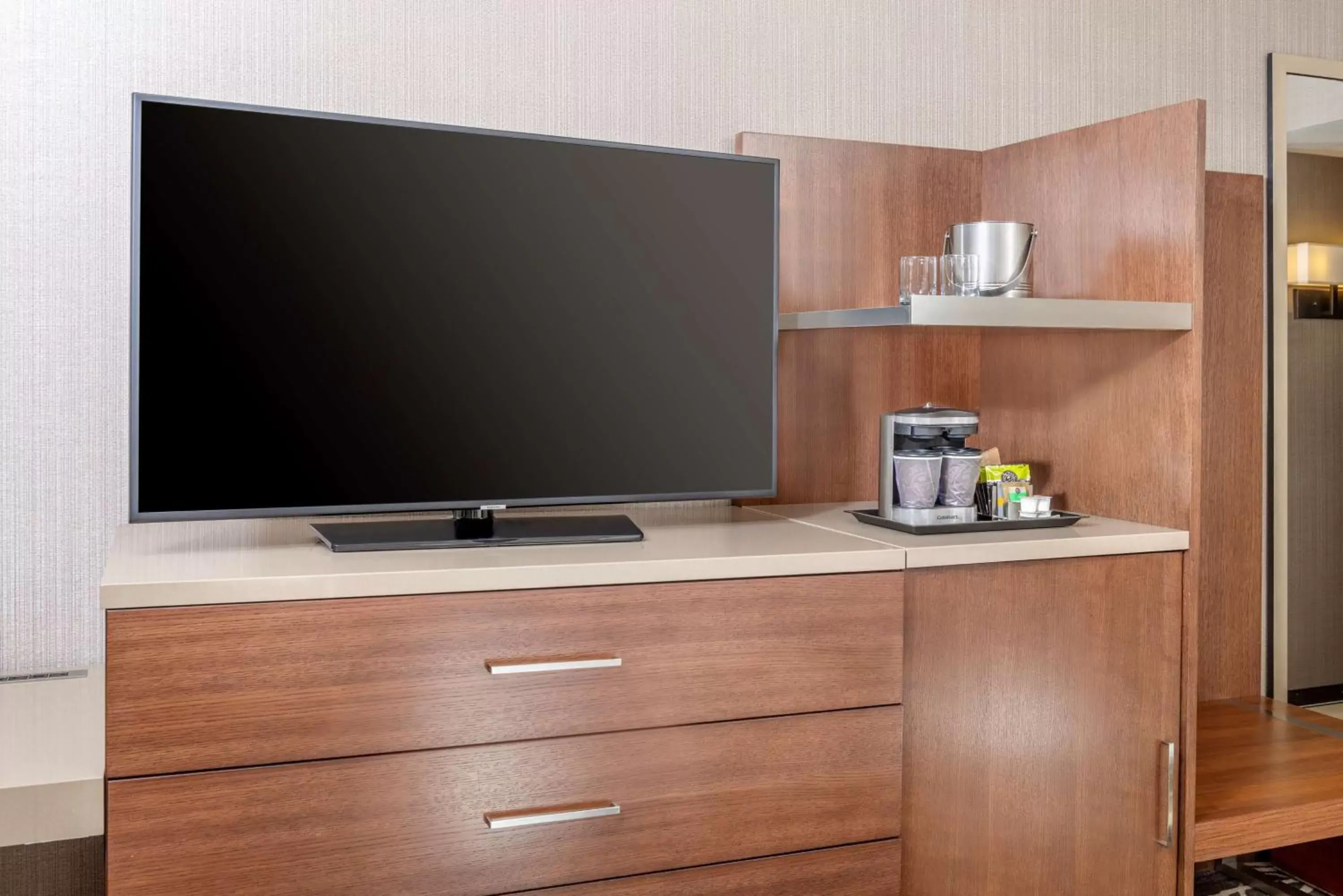 Bedroom, TV/Entertainment Center in DoubleTree by Hilton San Bernardino