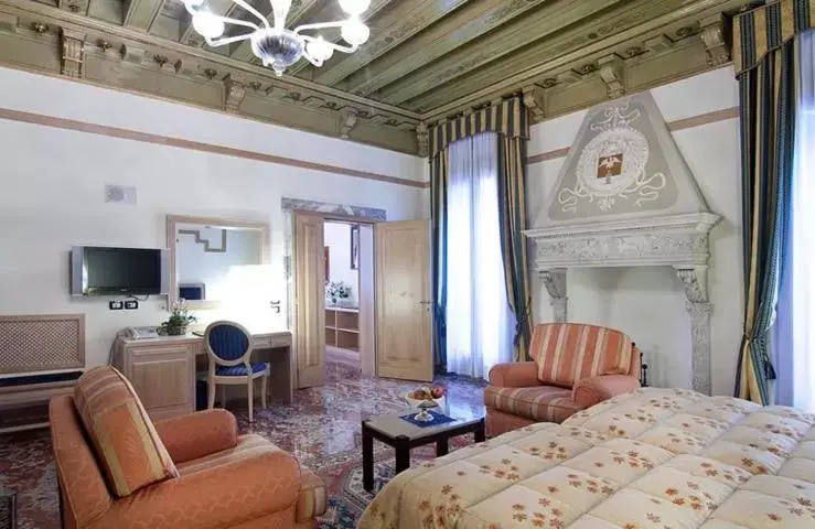 Bed, Seating Area in Foscari Palace