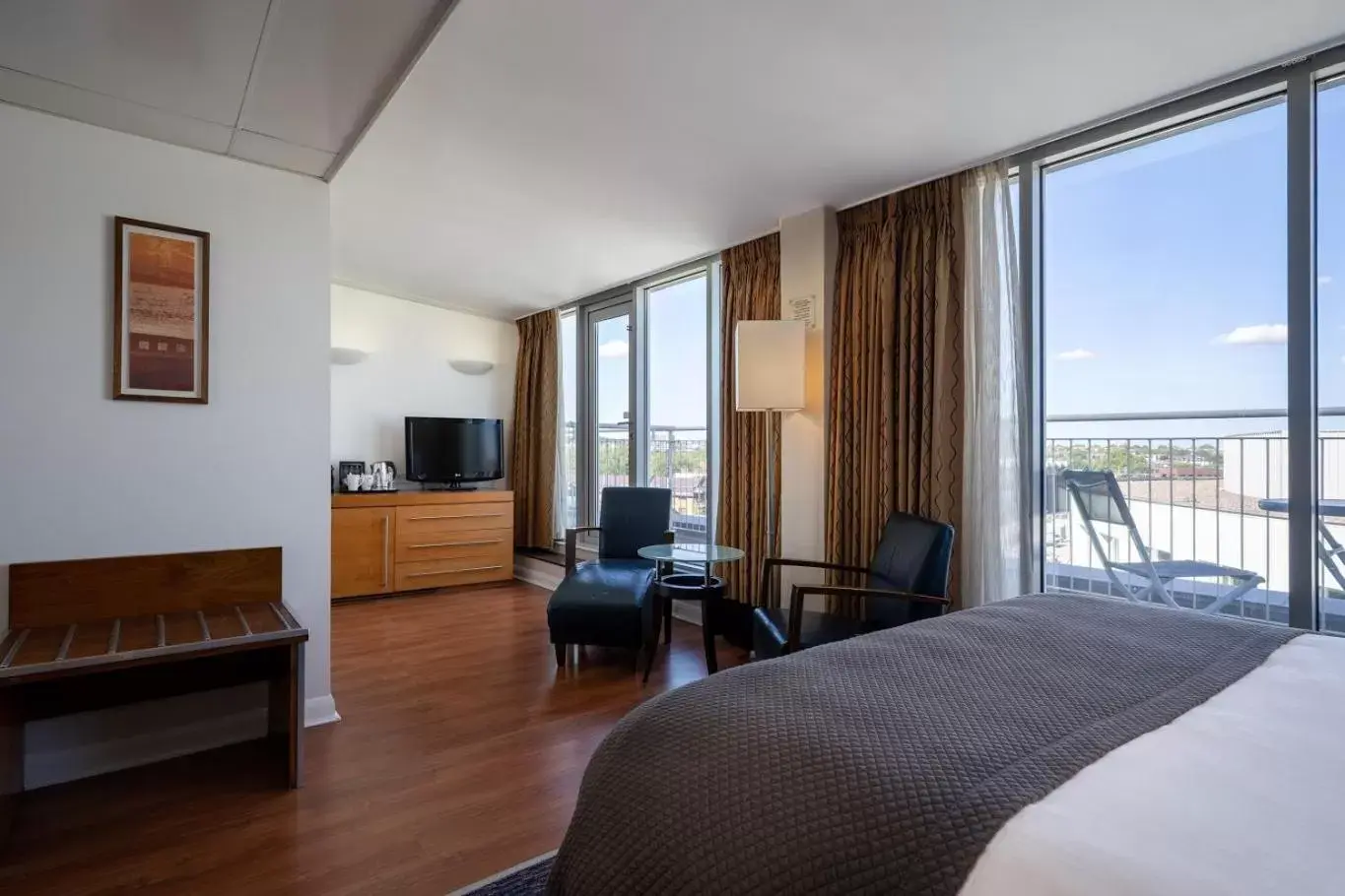 Premium King Room with Balcony in Holiday Inn London Camden Lock by IHG Premium King Room with Balcony in Holiday Inn London Camden Lock by IHG