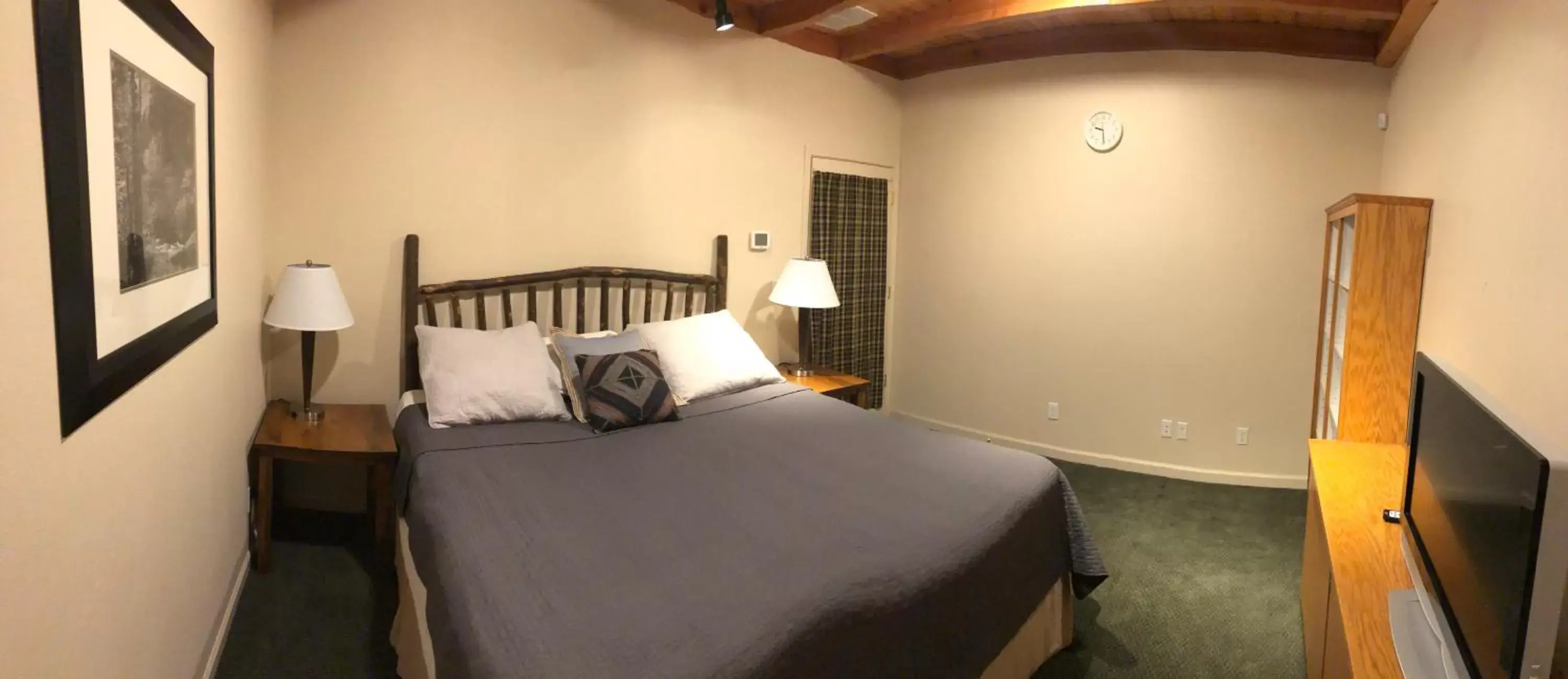 Bed in Yosemite View Lodge Bed in Yosemite View Lodge