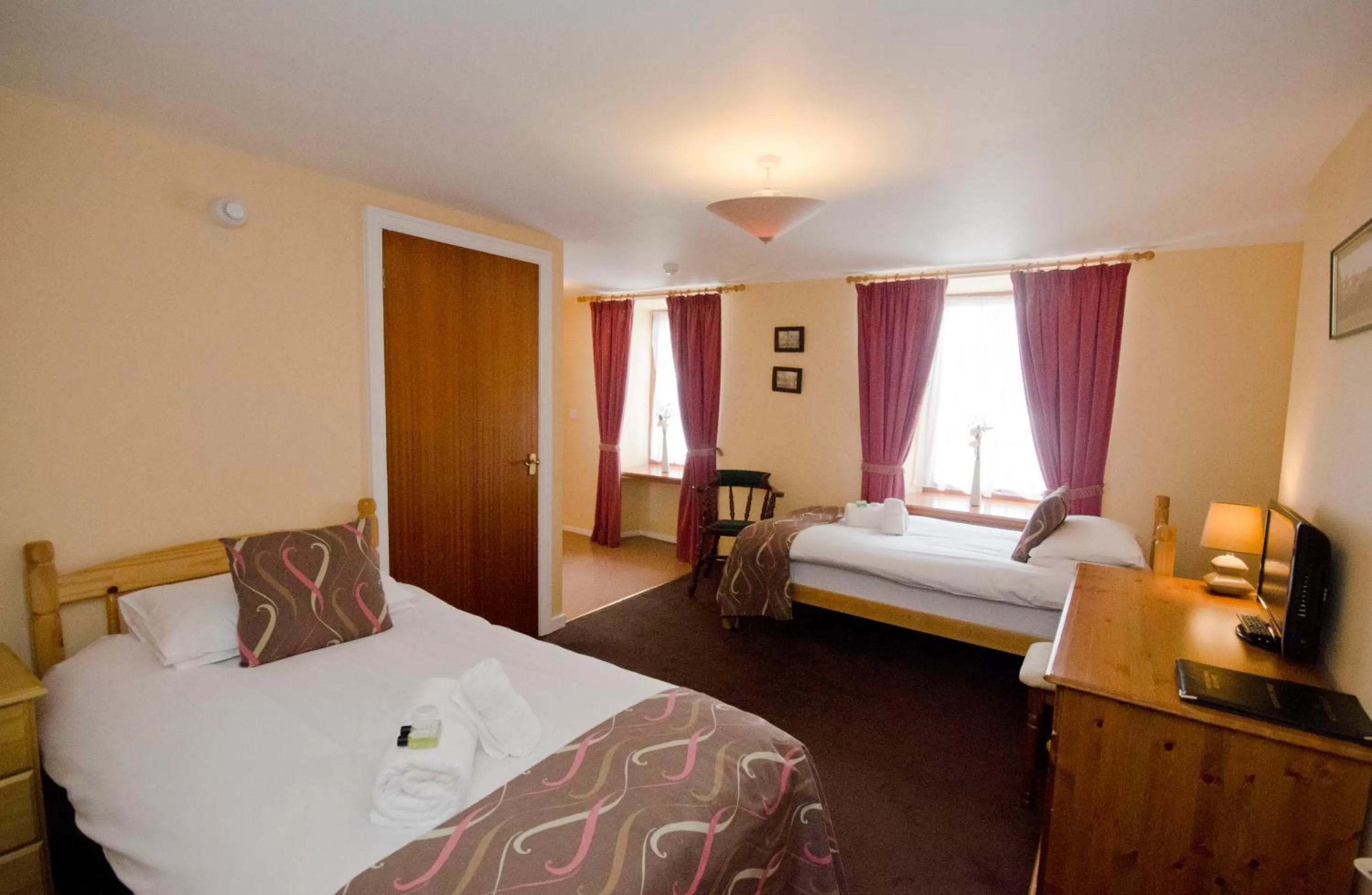 Twin Room - Disability Access in Auld Cross Keys Inn