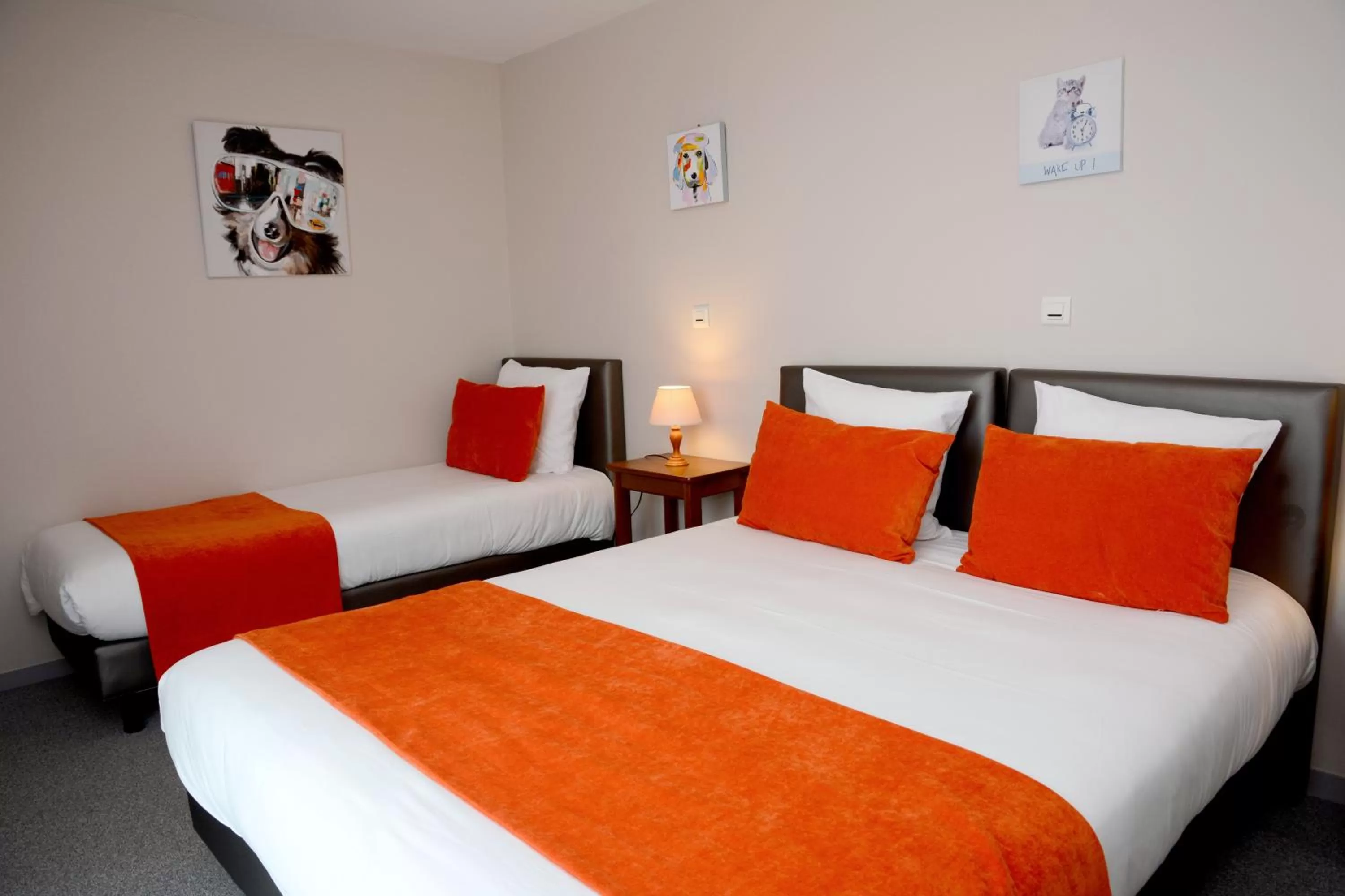 Bed in Hôtel Restaurant La Paix La Robe et le Palais