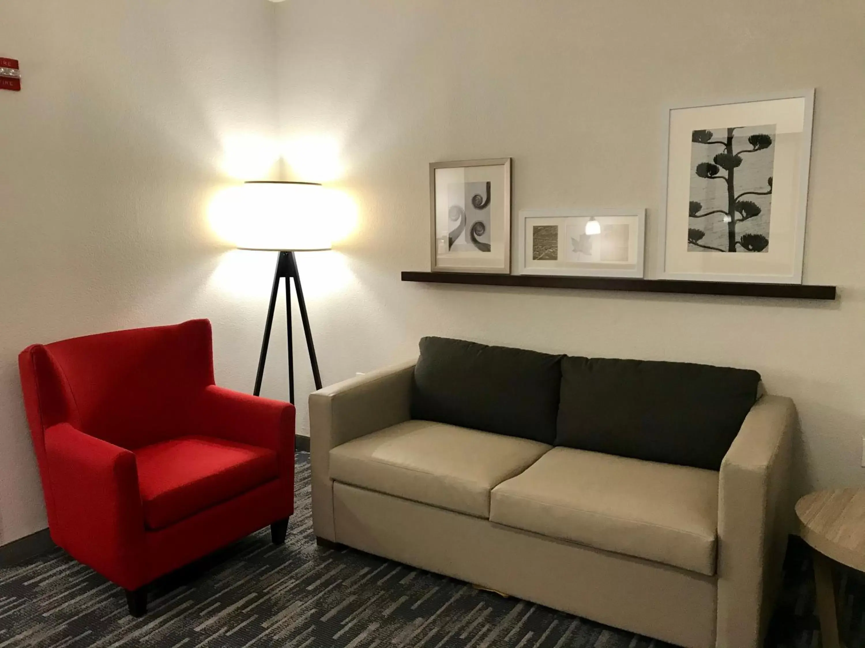 Living room, Seating Area in Country Inn & Suites by Radisson Lake George