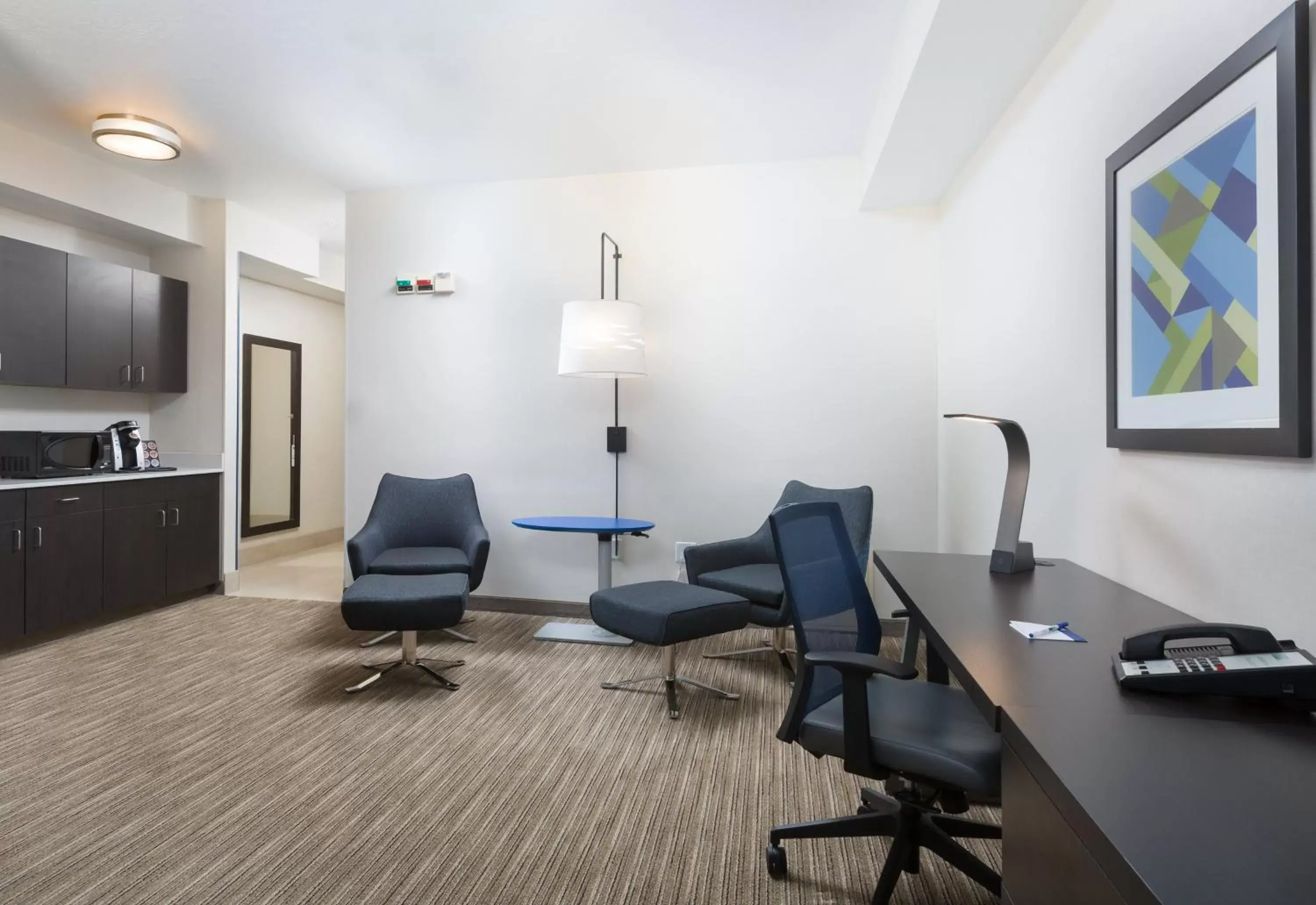 Photo of the whole room, Seating Area in Holiday Inn Express Hotel & Suites Eugene Downtown - University, an IHG Hotel