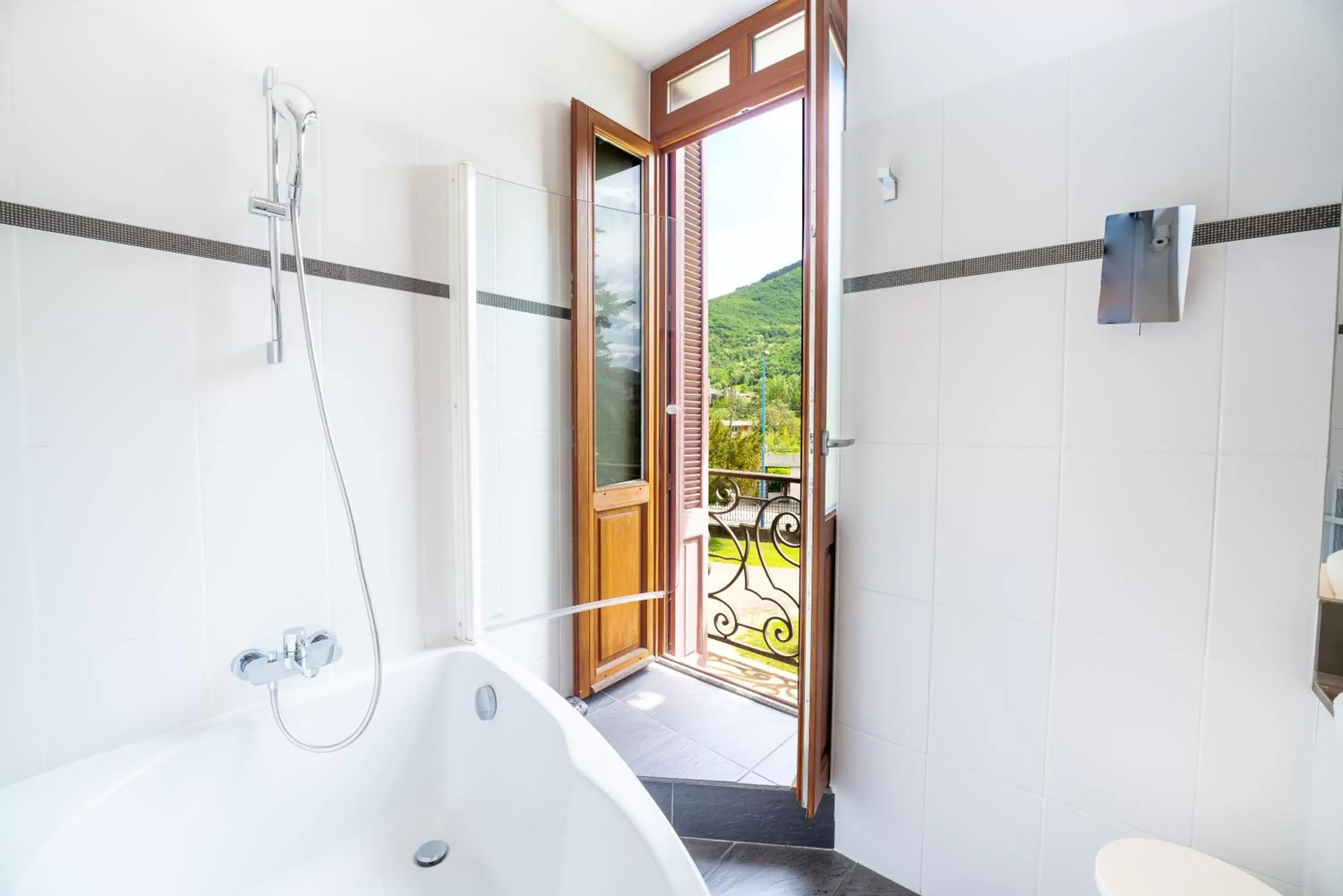 Shower, Bathroom in Le Manoir d'Agnès